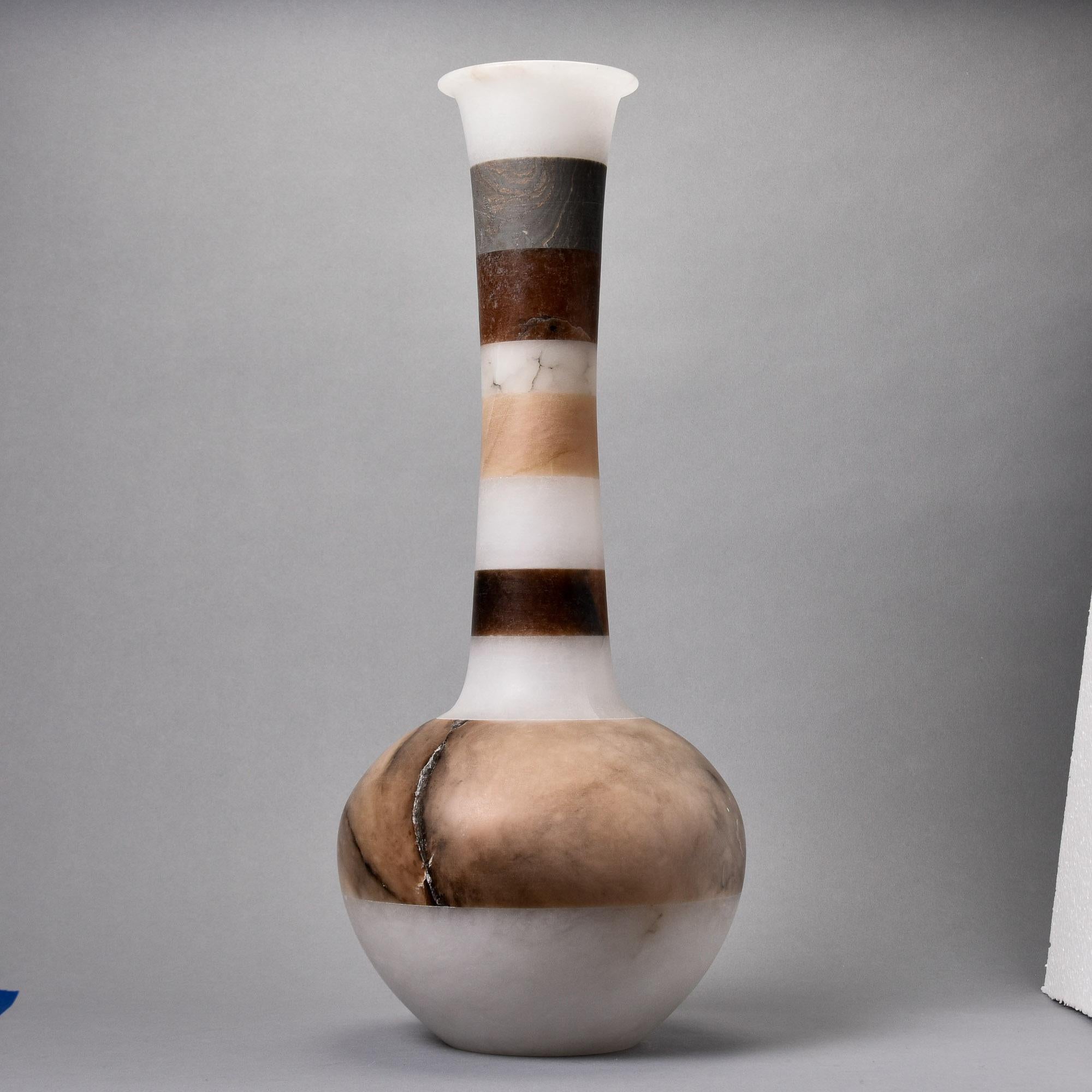 Extra große Alabastervase mit Bändern aus Bardiglio-Marmor (21. Jahrhundert und zeitgenössisch) im Angebot