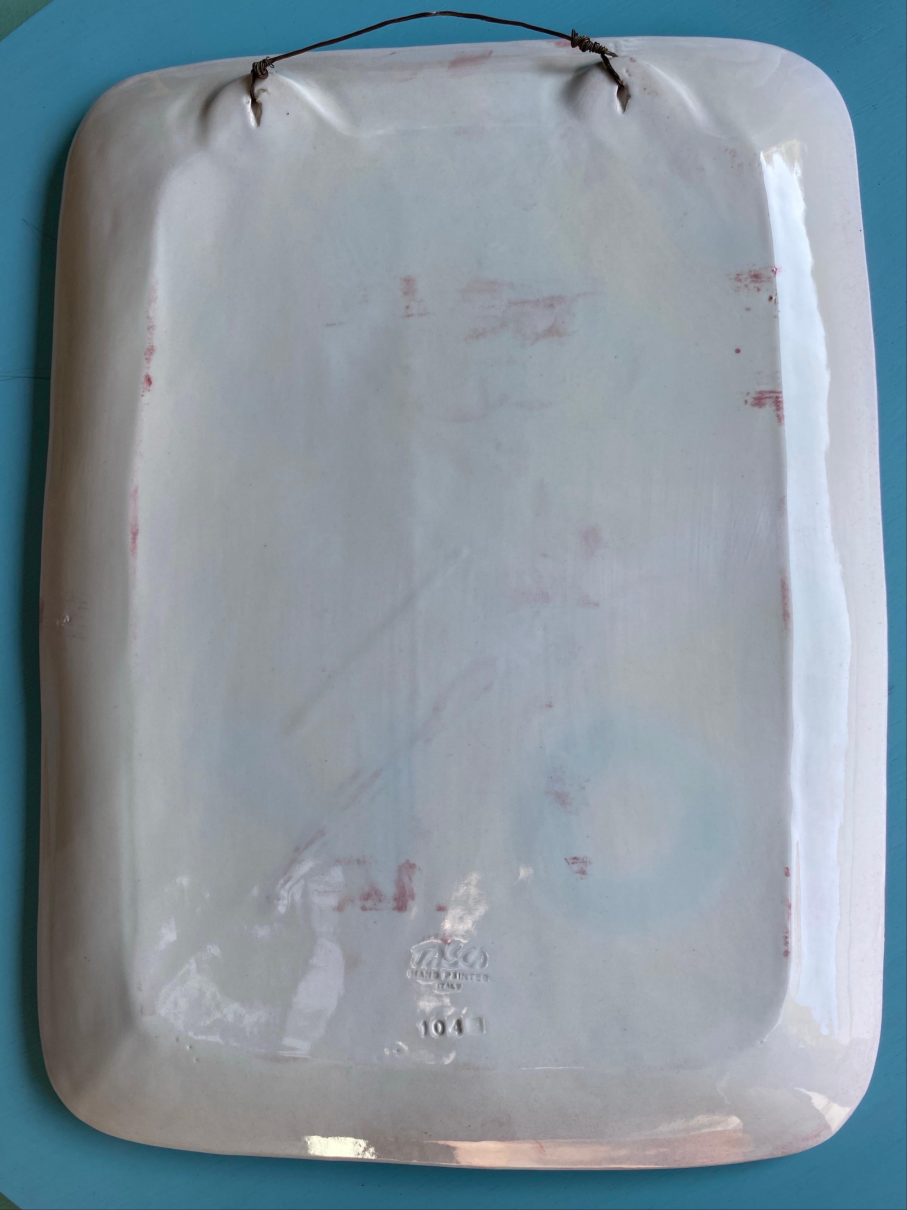 Ein besonders großes Exemplar der Tasca-Keramik. Dieser Wandteller oder dieses Tablett aus dem Studio von Alessio Tasca ist ein schönes Beispiel für dekorative italienische Keramik. Sie stammt aus den späten 1950er Jahren. Die enge geometrische