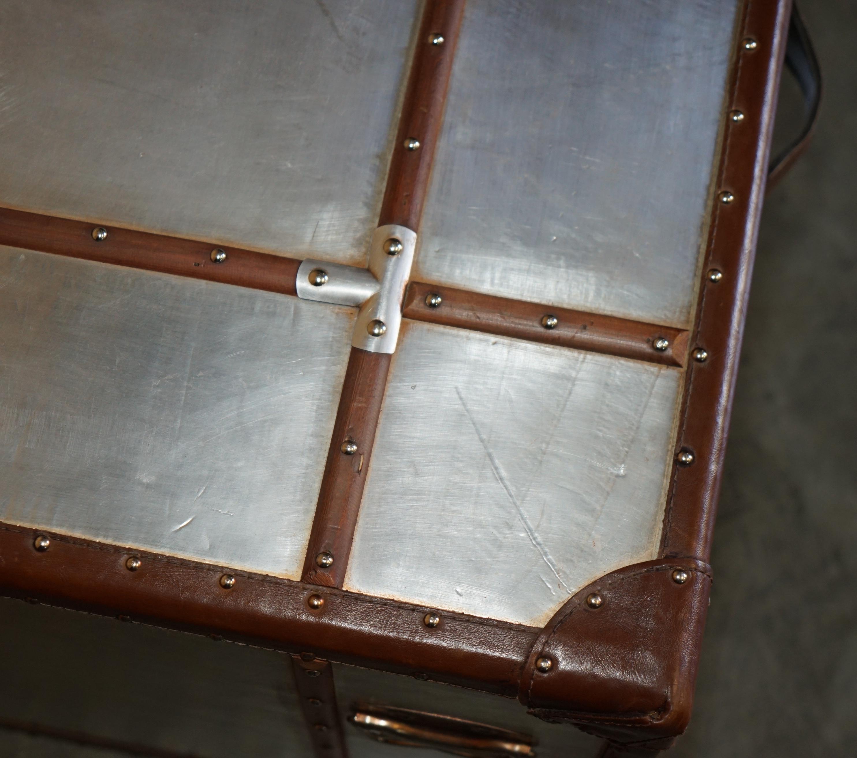 Tavolino da caffè AVIATOR EXTRA LARGE in alluminio e pelle marrone, cassettiera portaoggetti in vendita 3