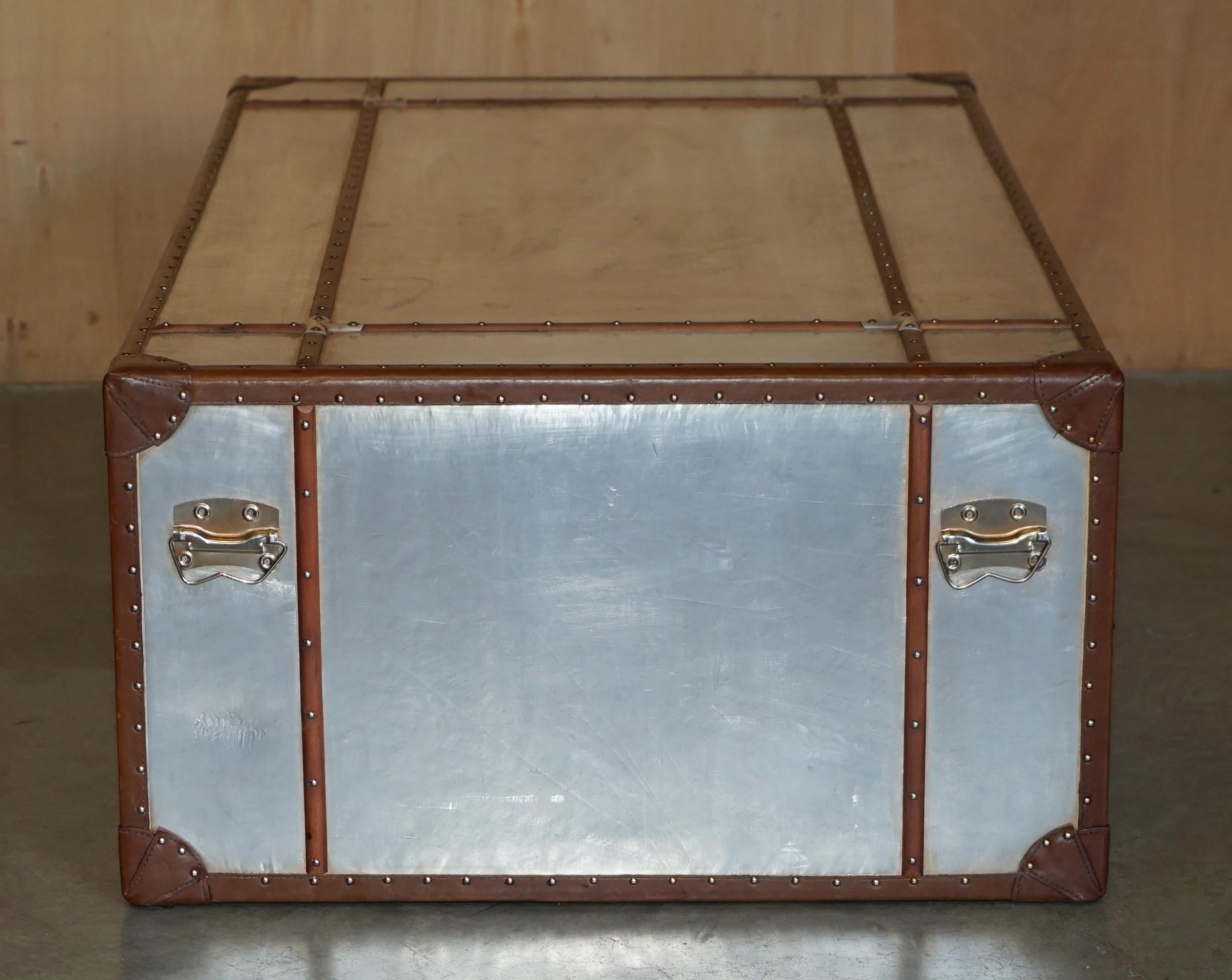 Tavolino da caffè AVIATOR EXTRA LARGE in alluminio e pelle marrone, cassettiera portaoggetti in vendita 4