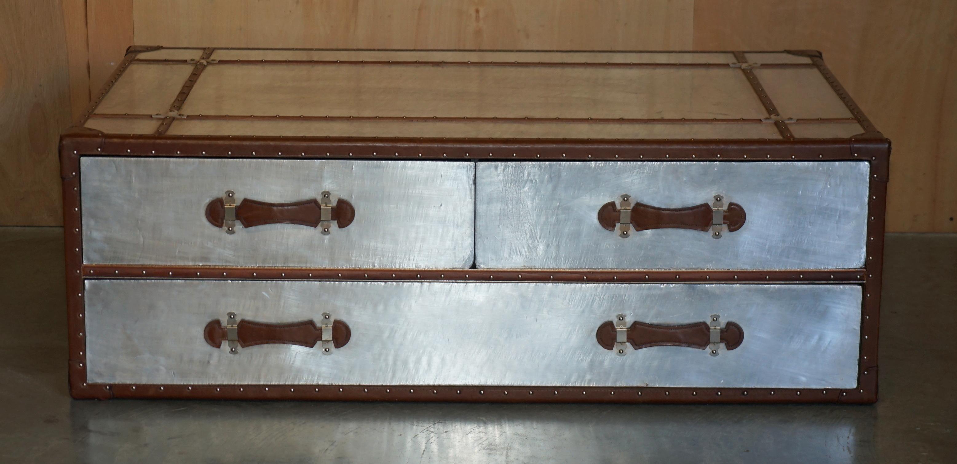 Tavolino da caffè AVIATOR EXTRA LARGE in alluminio e pelle marrone, cassettiera portaoggetti in vendita 5