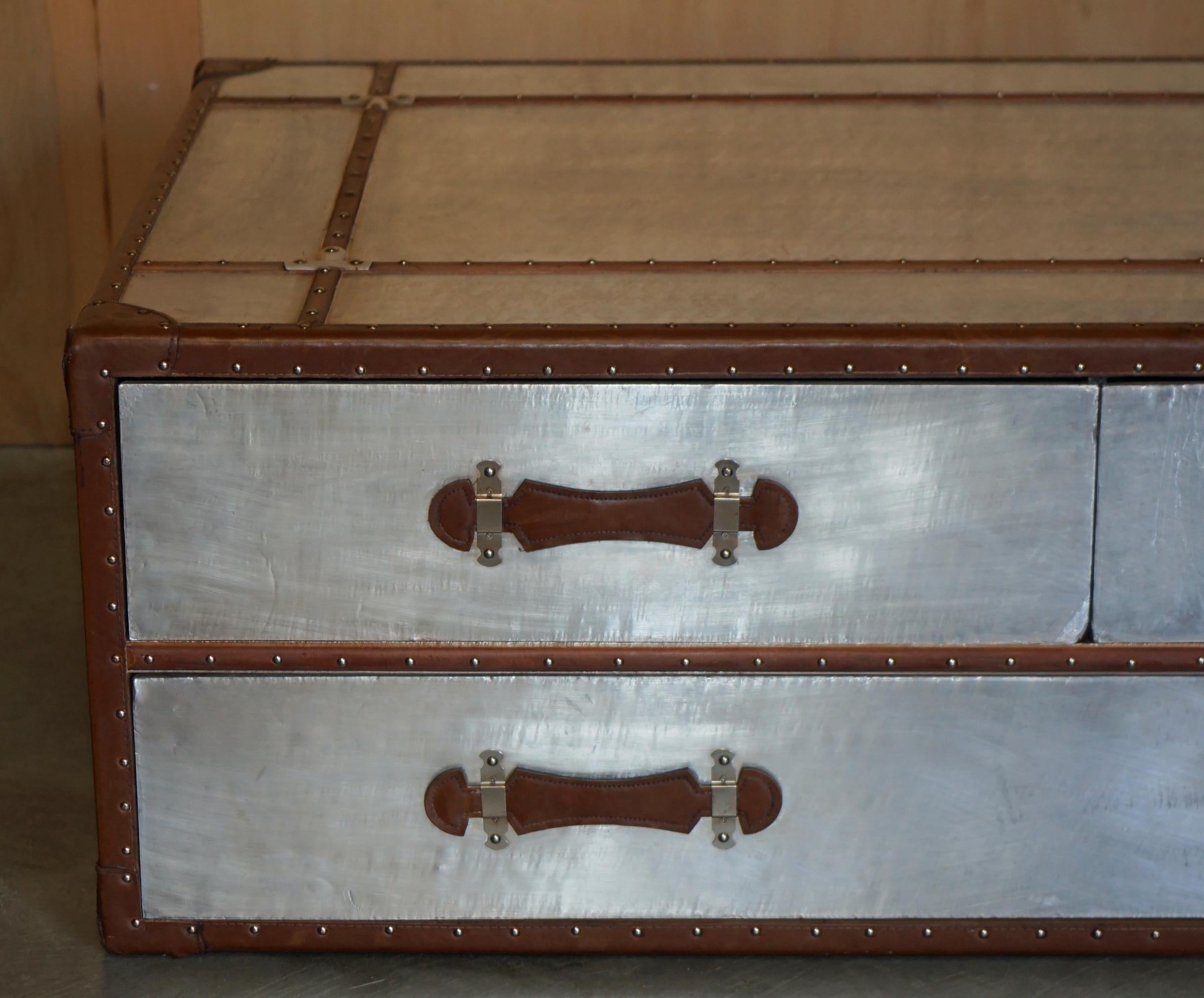 Tavolino da caffè AVIATOR EXTRA LARGE in alluminio e pelle marrone, cassettiera portaoggetti in vendita 6