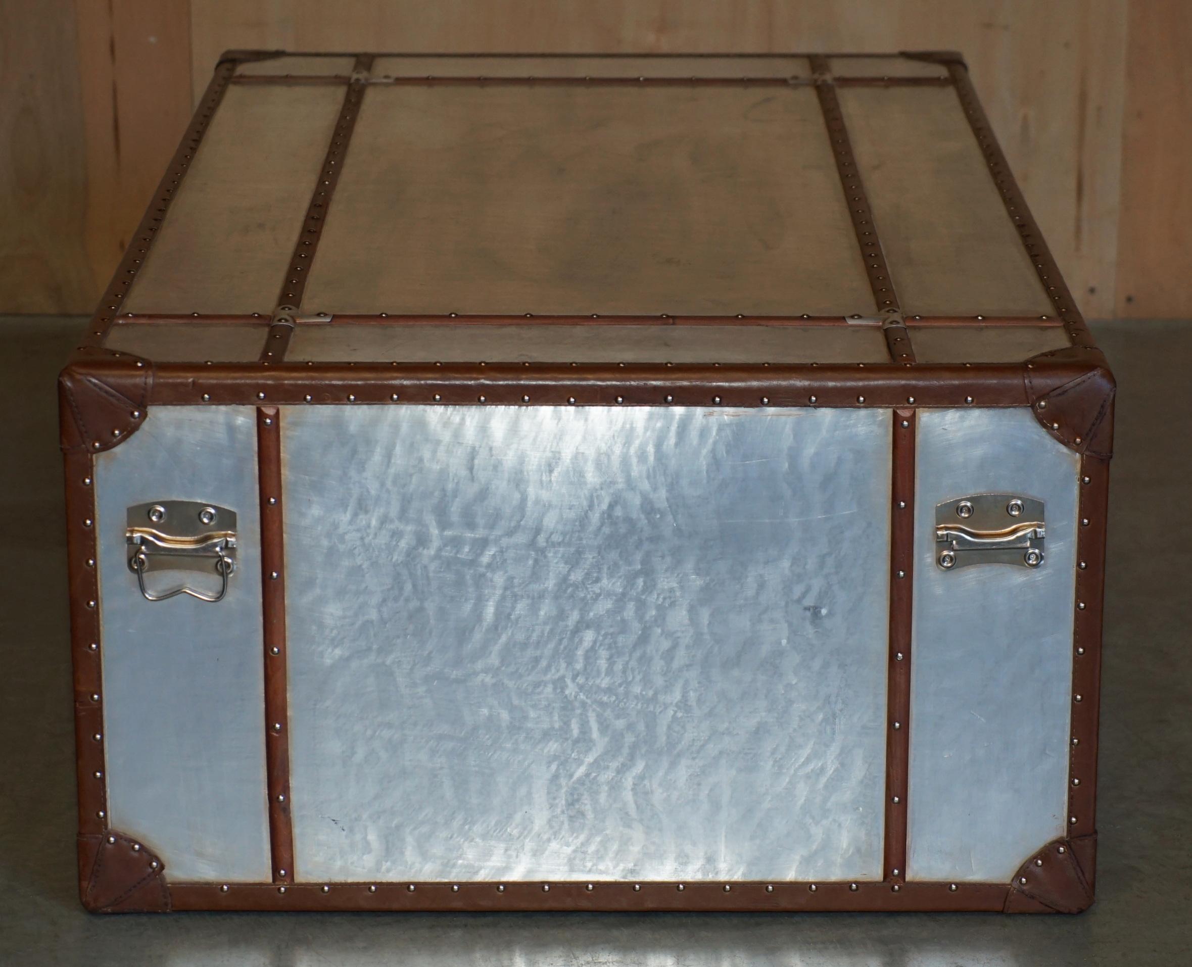 Tavolino da caffè AVIATOR EXTRA LARGE in alluminio e pelle marrone, cassettiera portaoggetti in vendita 7