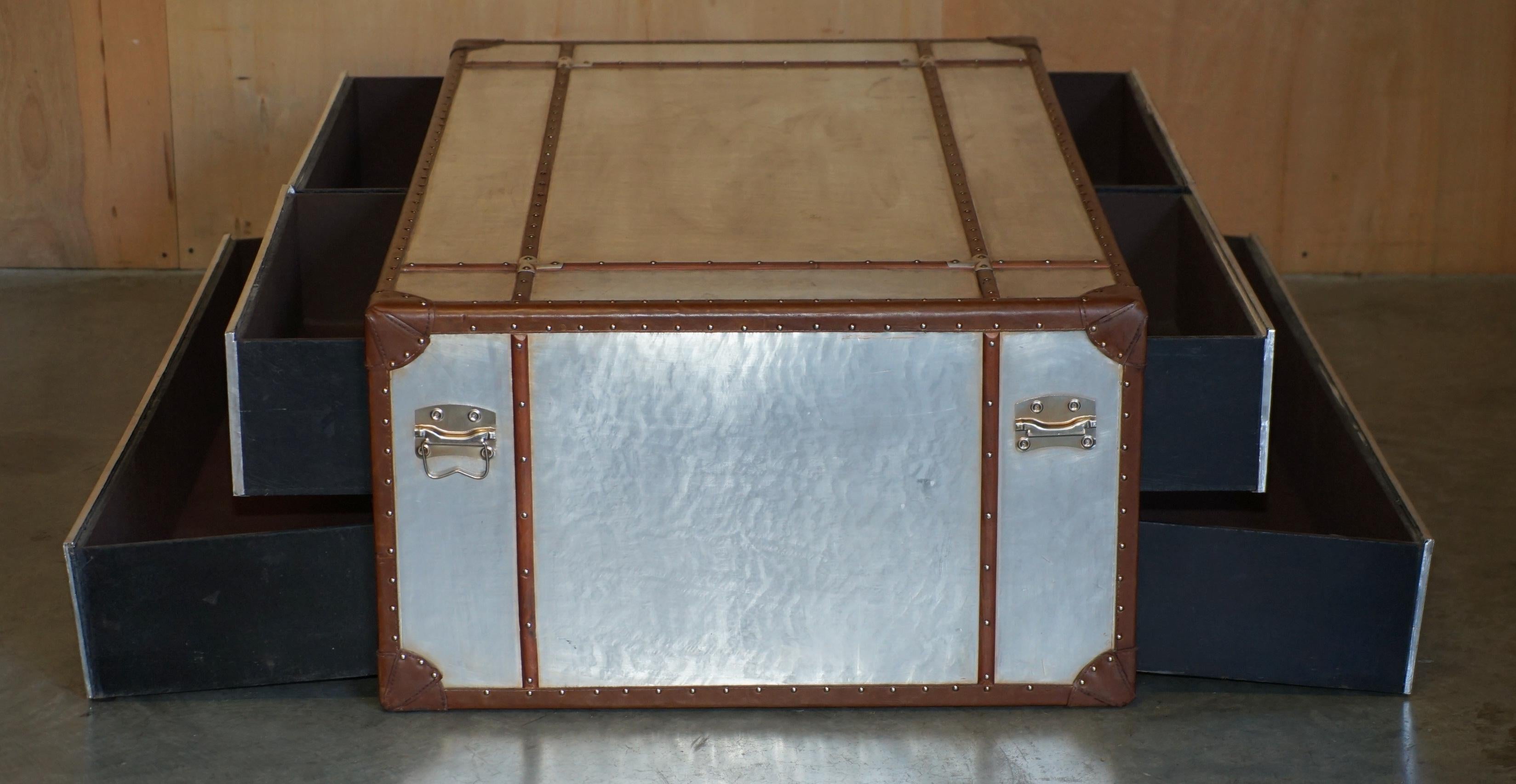 Tavolino da caffè AVIATOR EXTRA LARGE in alluminio e pelle marrone, cassettiera portaoggetti in vendita 8