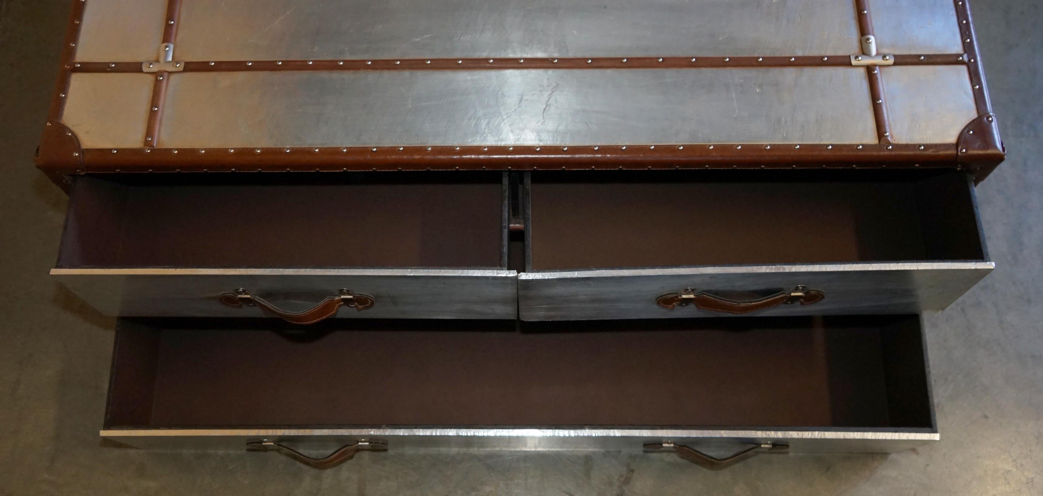 Tavolino da caffè AVIATOR EXTRA LARGE in alluminio e pelle marrone, cassettiera portaoggetti in vendita 9