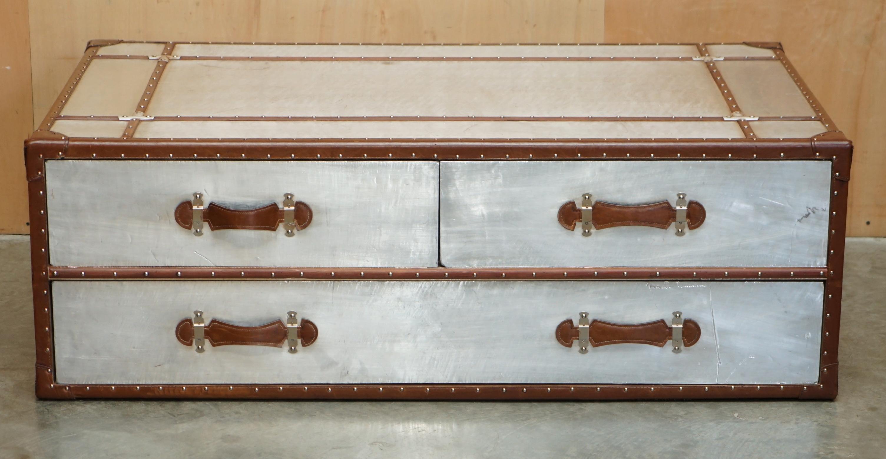 Casa Reale Antiquariato

Royal House Antiques è lieta di offrire in vendita questo grazioso oggetto decorativo, extra large, a doppia faccia, in alluminio martellato a mano e in pelle marrone, con cassetti in stile aviazione, da utilizzare come