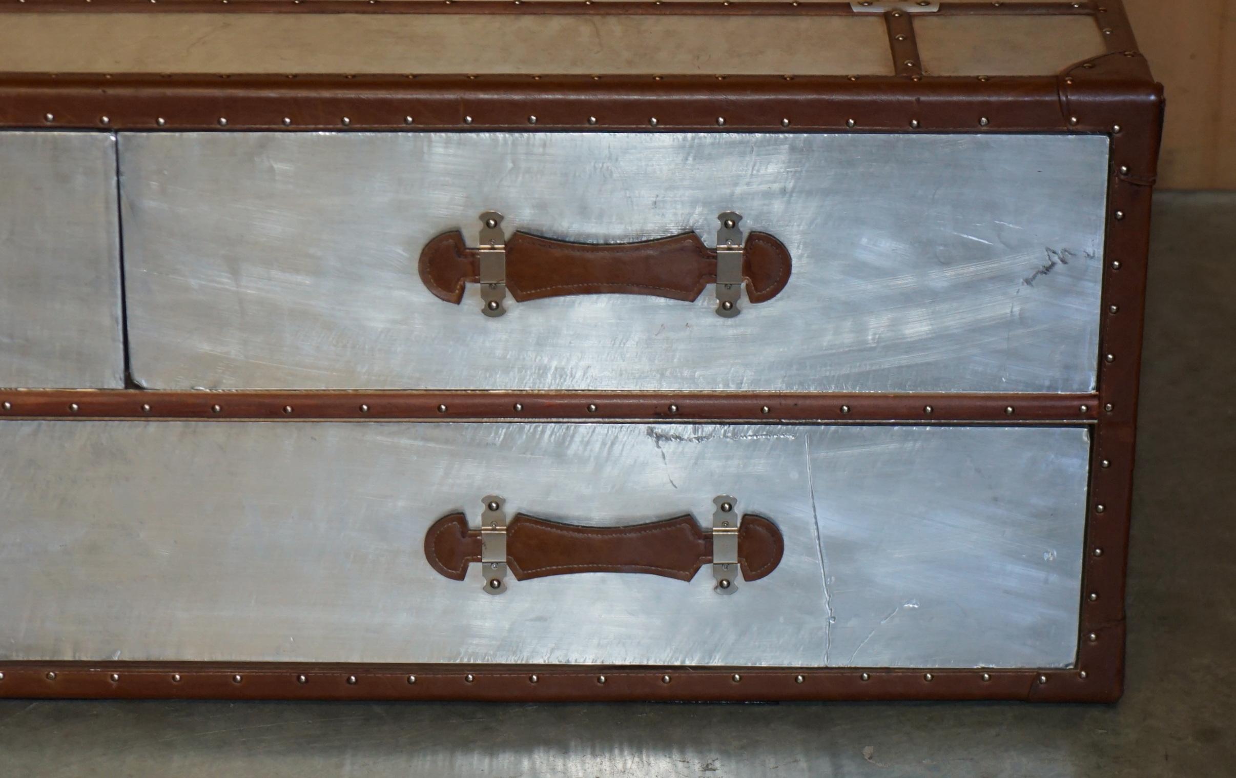 Industriale Tavolino da caffè AVIATOR EXTRA LARGE in alluminio e pelle marrone, cassettiera portaoggetti in vendita