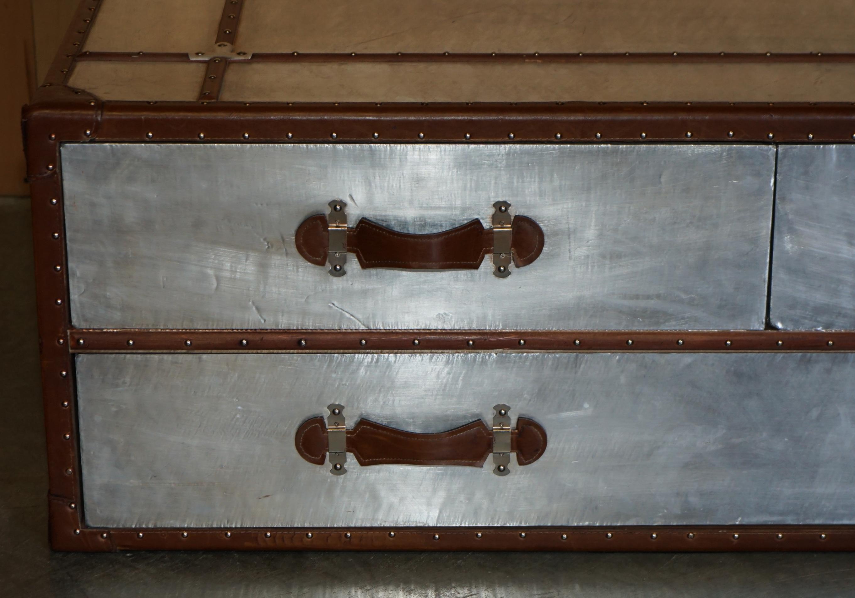 Fatto a mano Tavolino da caffè AVIATOR EXTRA LARGE in alluminio e pelle marrone, cassettiera portaoggetti in vendita