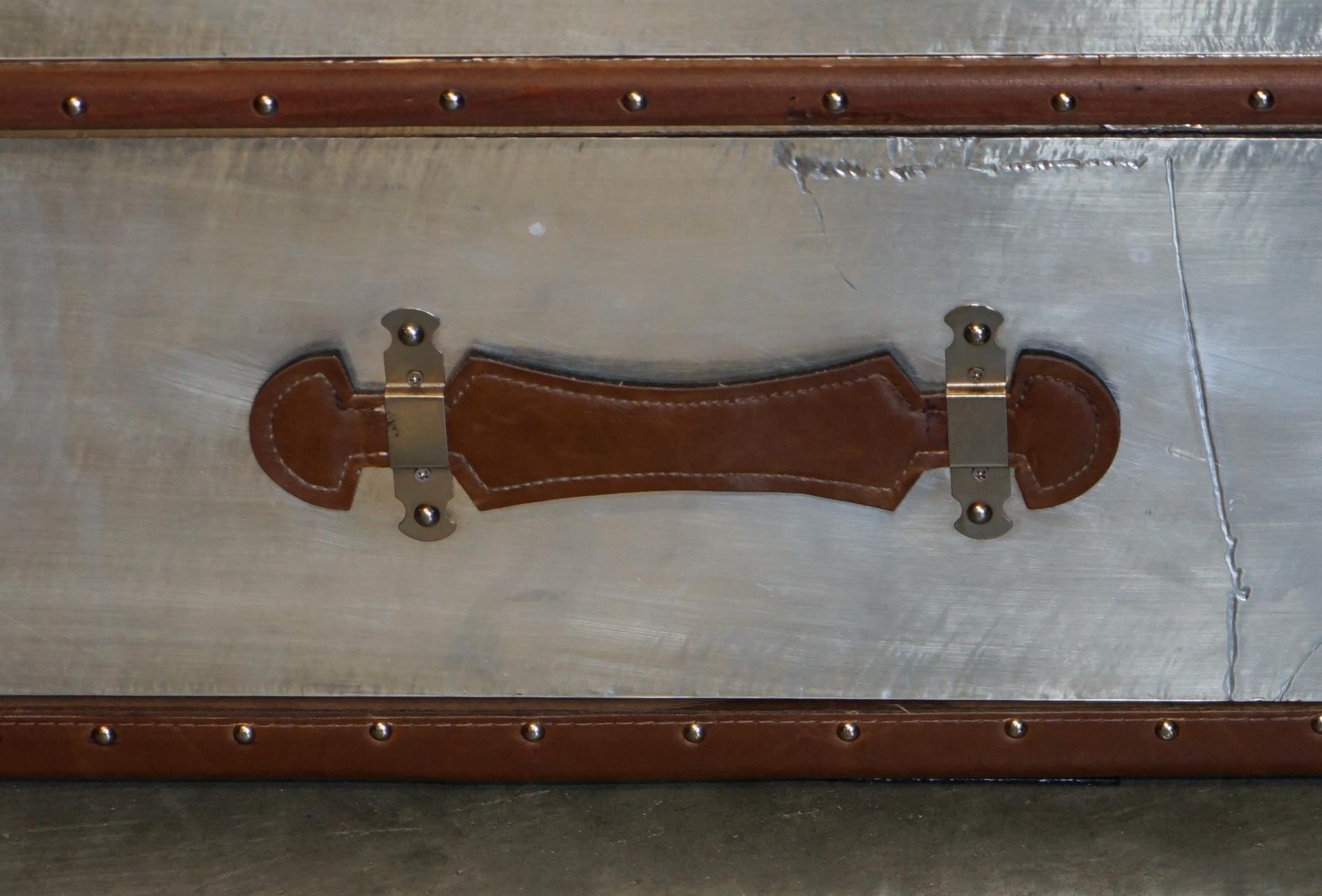 Tavolino da caffè AVIATOR EXTRA LARGE in alluminio e pelle marrone, cassettiera portaoggetti In condizioni buone in vendita a West Sussex, Pulborough