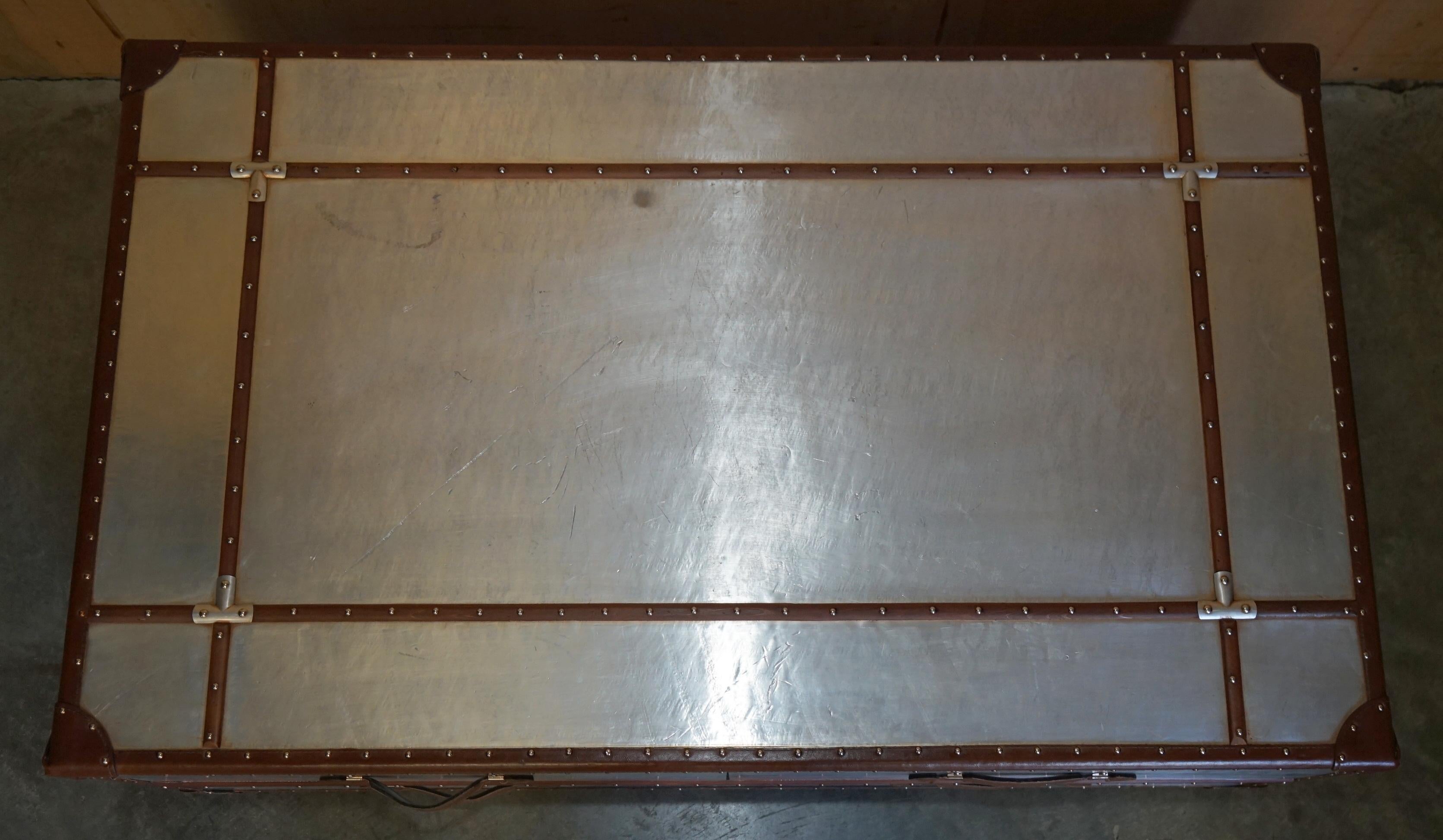 XX secolo Tavolino da caffè AVIATOR EXTRA LARGE in alluminio e pelle marrone, cassettiera portaoggetti in vendita