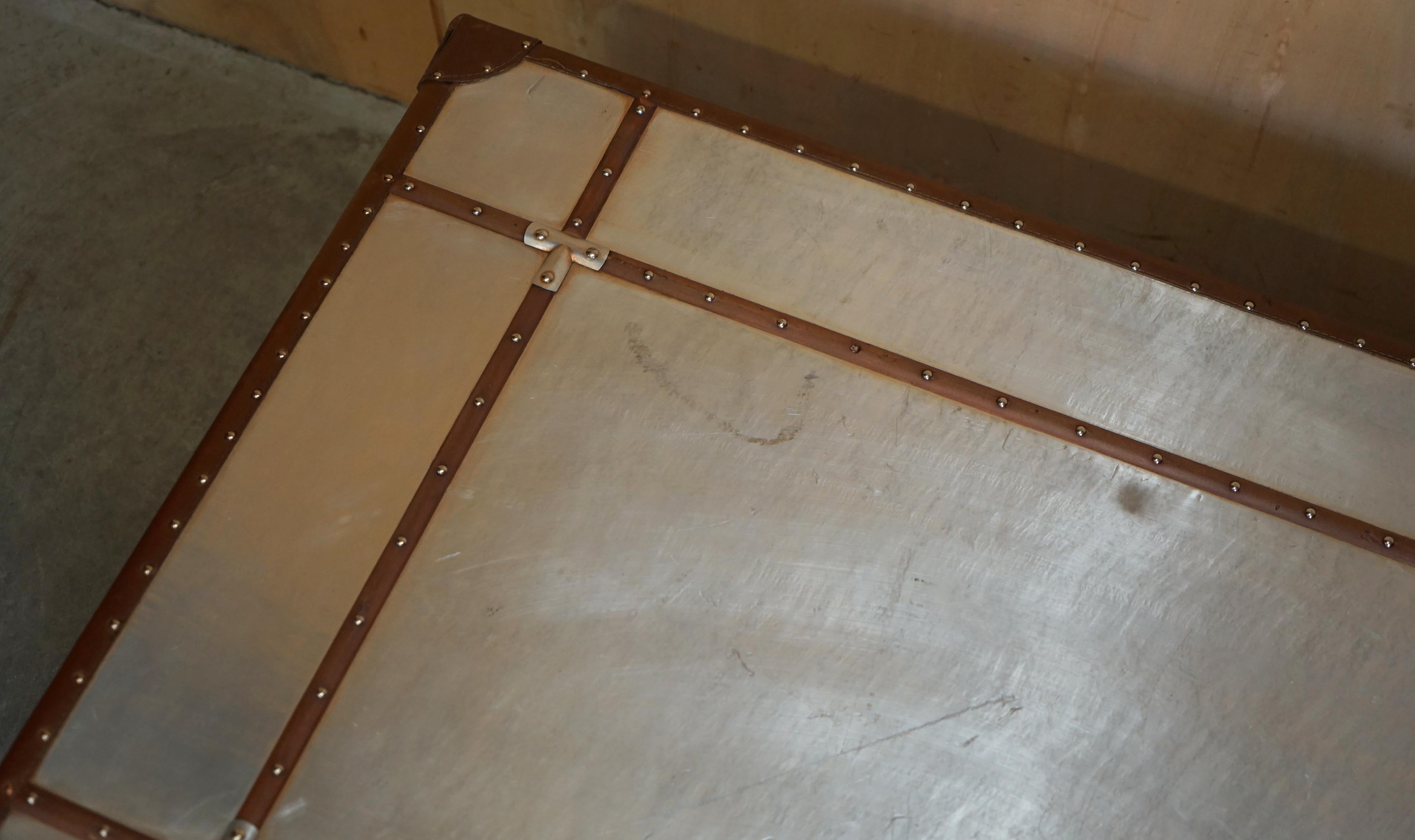 Alluminio Tavolino da caffè AVIATOR EXTRA LARGE in alluminio e pelle marrone, cassettiera portaoggetti in vendita