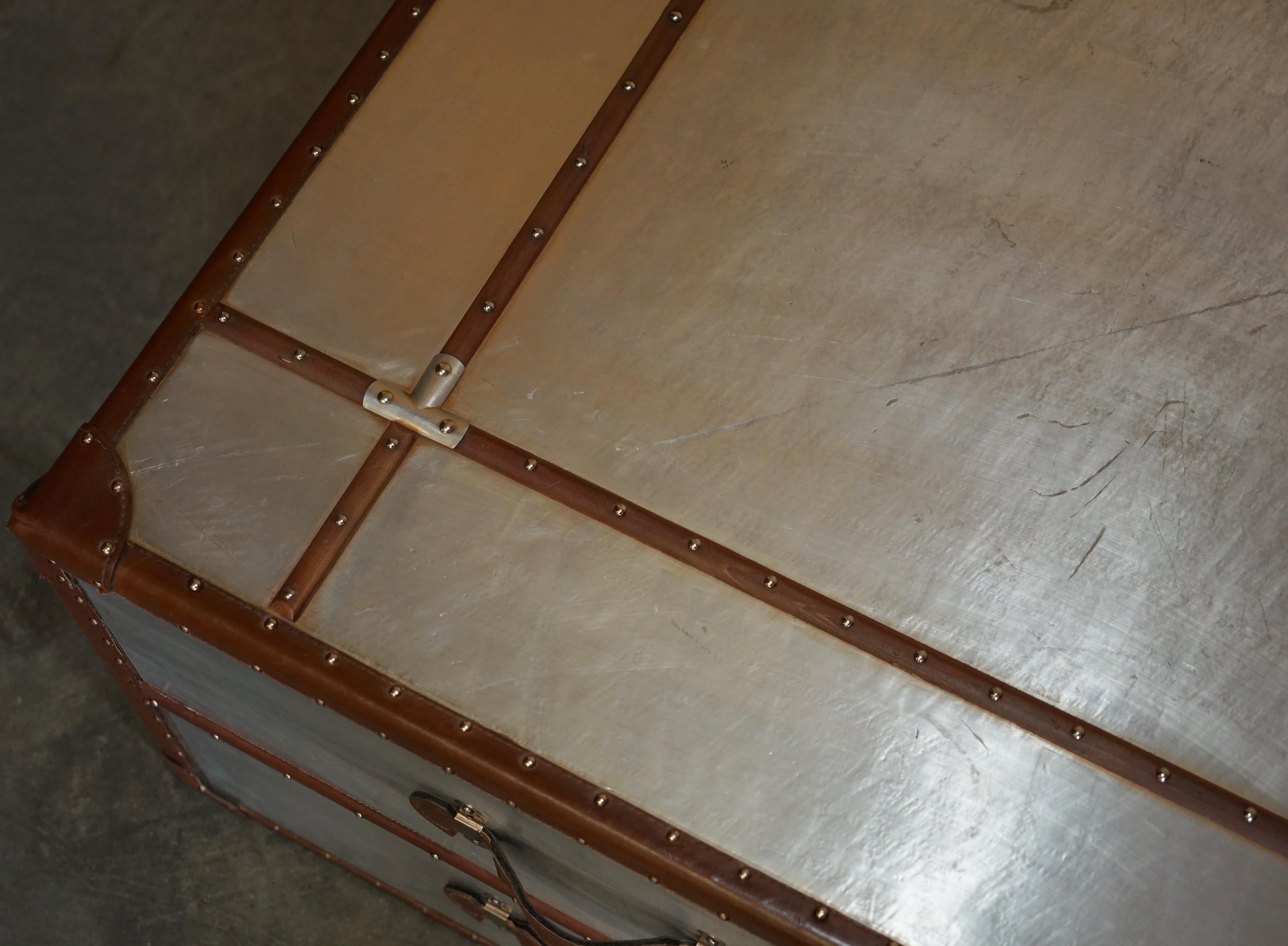 Tavolino da caffè AVIATOR EXTRA LARGE in alluminio e pelle marrone, cassettiera portaoggetti in vendita 1