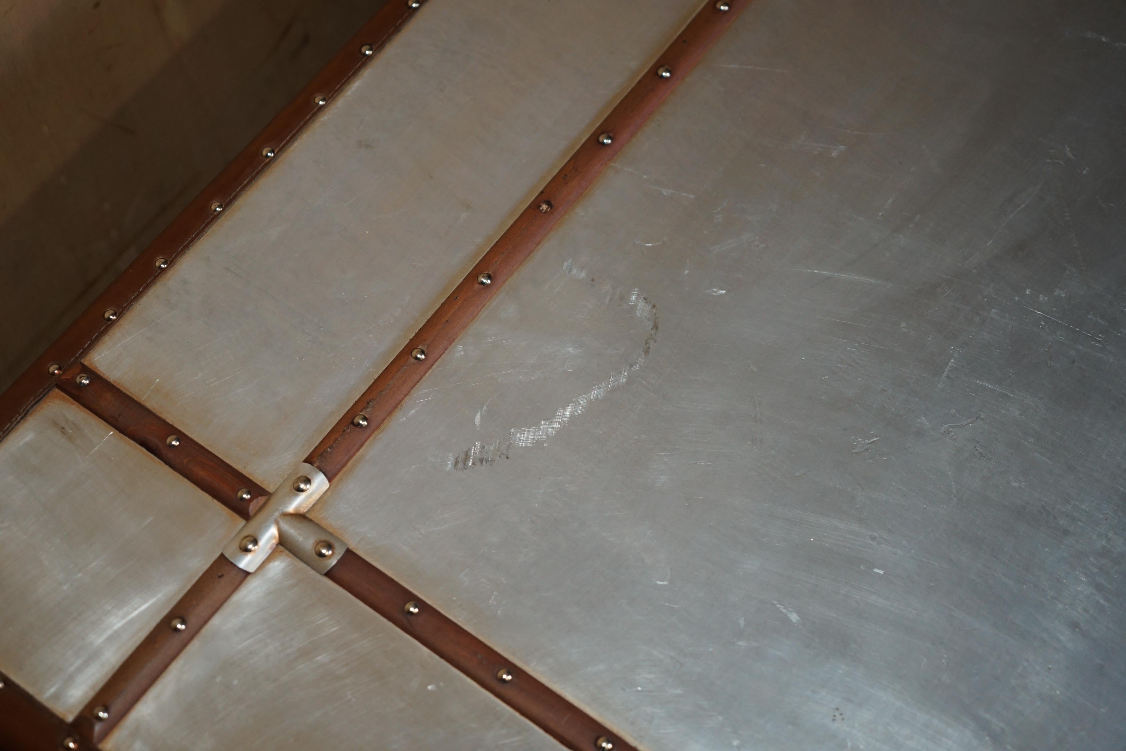 Tavolino da caffè AVIATOR EXTRA LARGE in alluminio e pelle marrone, cassettiera portaoggetti in vendita 2