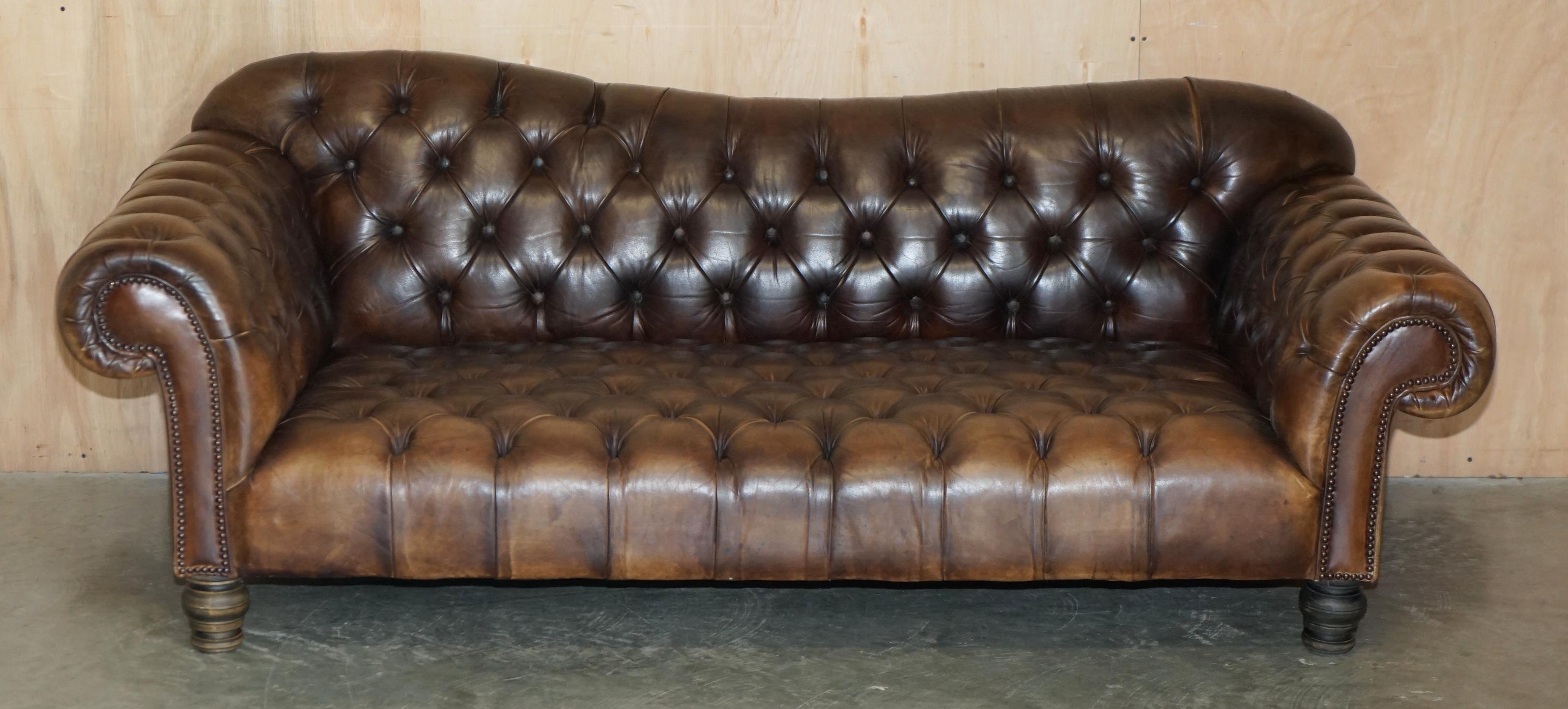 Royal House Antiques

The House Antiques a le plaisir de proposer à la vente ce superbe canapé surdimensionné Chesterfield en cuir marron teinté à la main et légèrement restauré. 

Veuillez noter que les frais de livraison indiqués ne sont qu'un