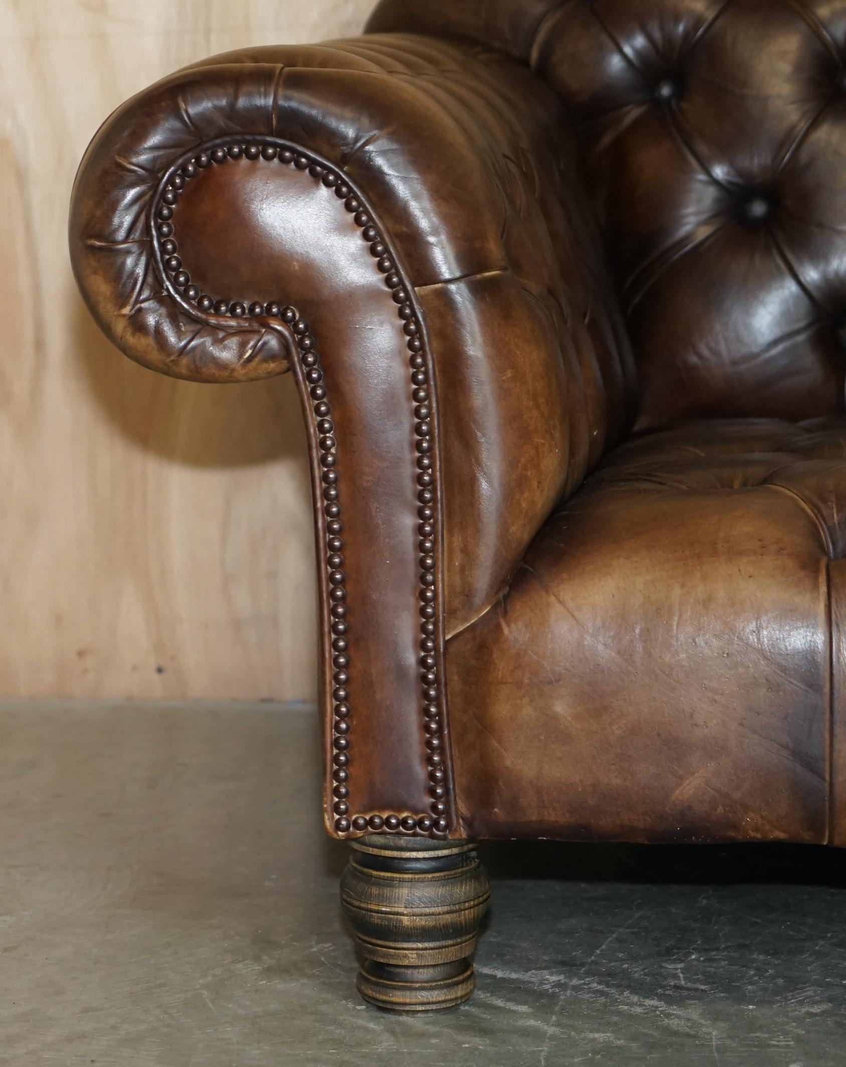 Victorien SOFA extra large et épaisse de style ViNTAGE en cuir marron teint à la main en vente