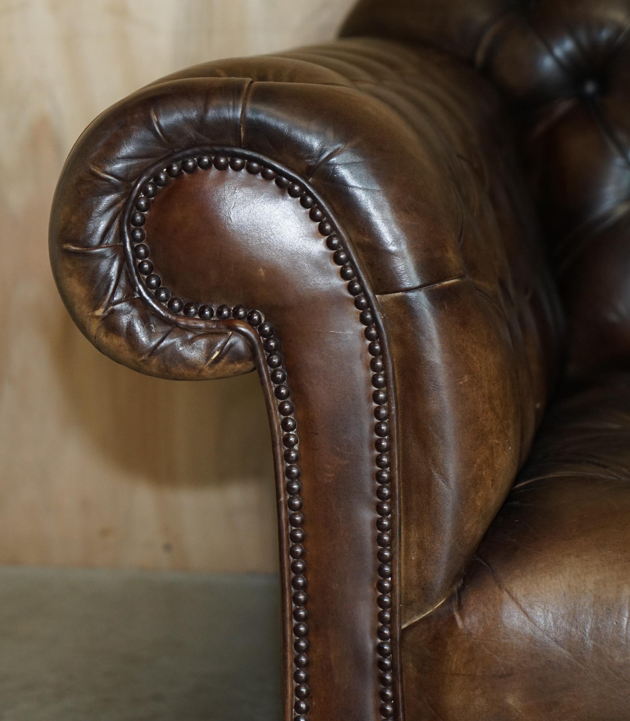 Anglais SOFA extra large et épaisse de style ViNTAGE en cuir marron teint à la main en vente