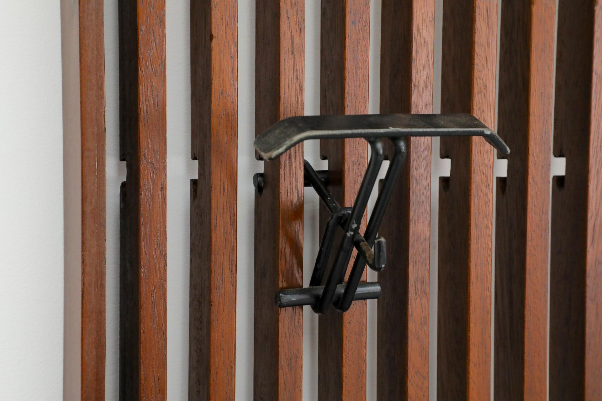 Perchero de pared extra grande y pesado de listones de teca italiana en venta 5