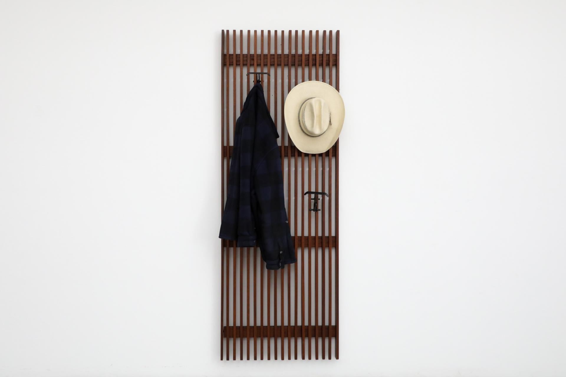 Perchero italiano extragrande de listones para colgar en la pared, con inusuales perchas regulables que se pueden bloquear a 6 alturas diferentes. Los ganchos son de acero esmaltado negro, pesados e innovadores, con un diseño industrial y