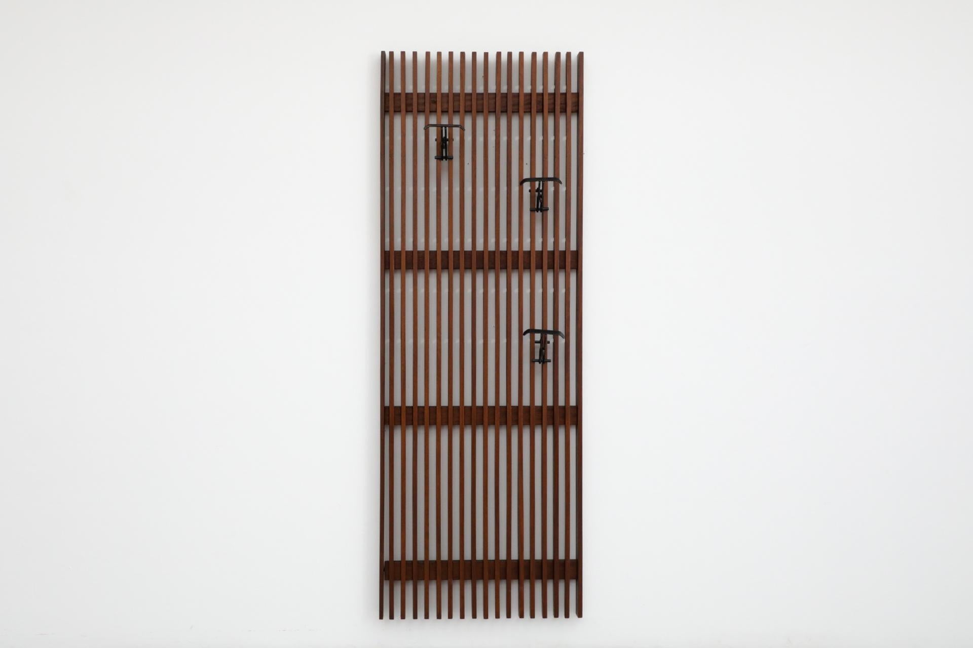 Perchero de pared extra grande y pesado de listones de teca italiana Moderno de mediados de siglo en venta