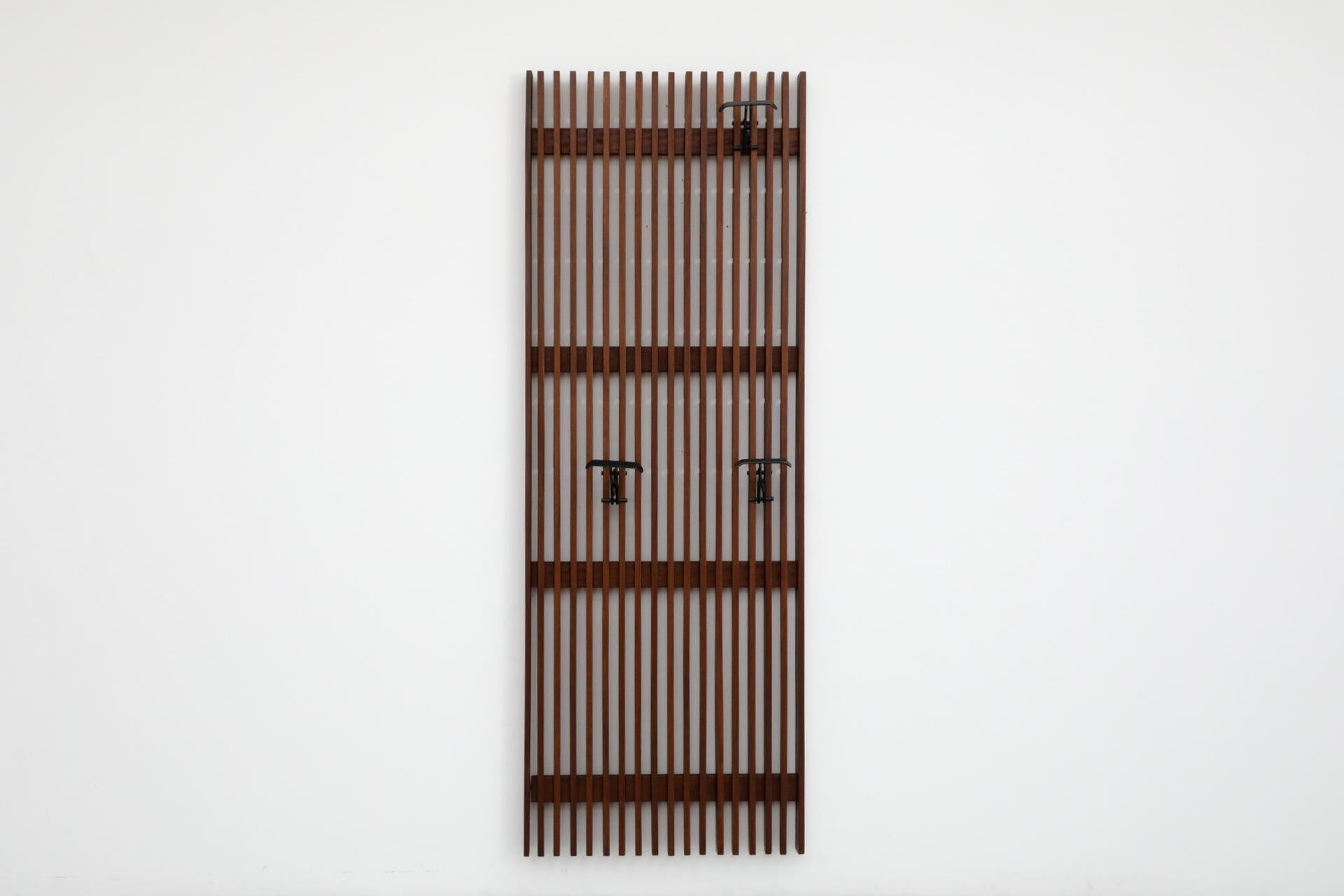 Perchero de pared extra grande y pesado de listones de teca italiana Italiano en venta