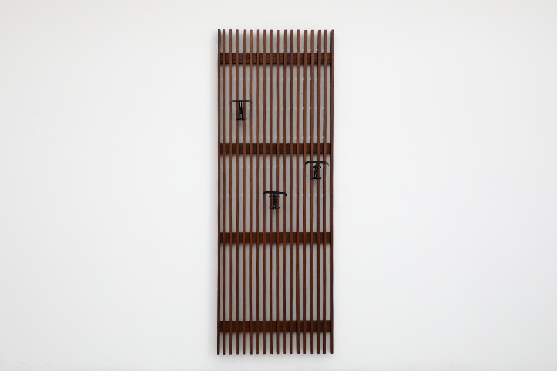 Perchero de pared extra grande y pesado de listones de teca italiana Esmaltado en venta