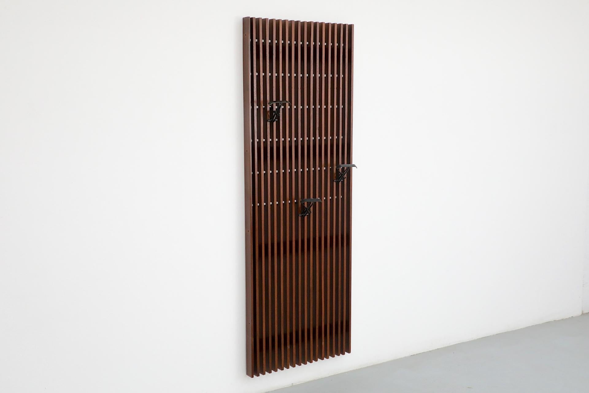 Perchero de pared extra grande y pesado de listones de teca italiana en Bueno estado para la venta en Los Angeles, CA