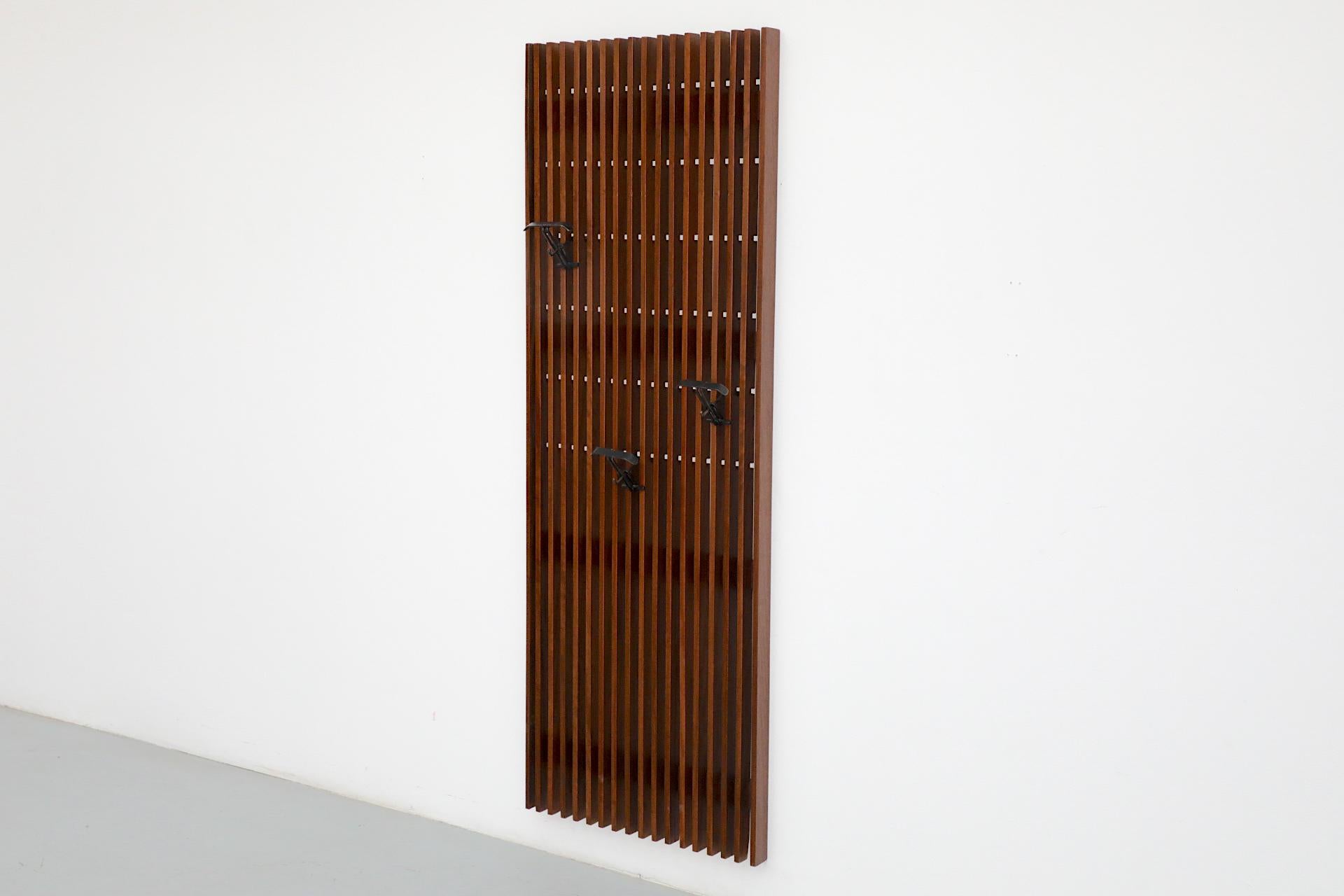 Perchero de pared extra grande y pesado de listones de teca italiana siglo XX en venta