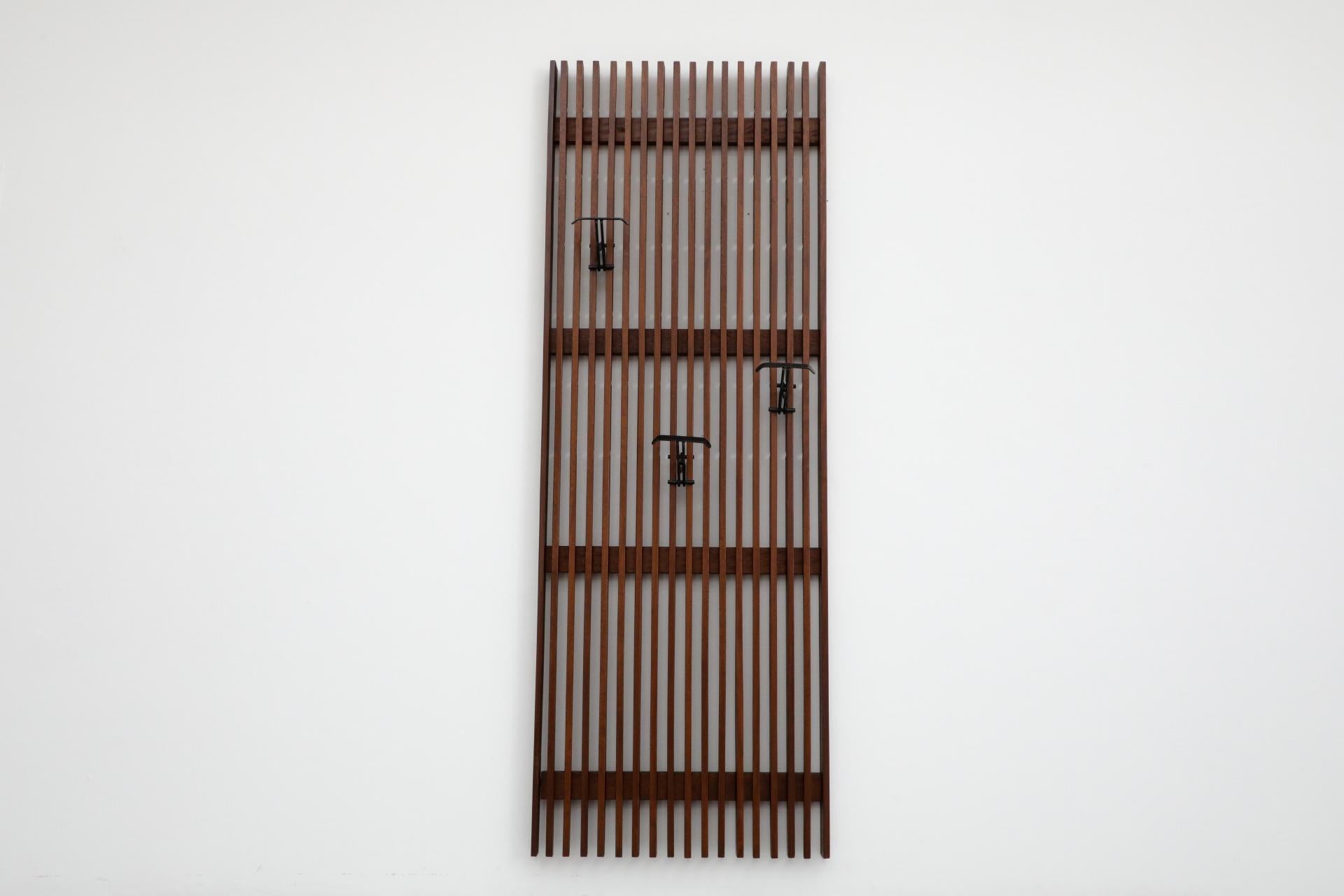 Perchero de pared extra grande y pesado de listones de teca italiana Acero en venta