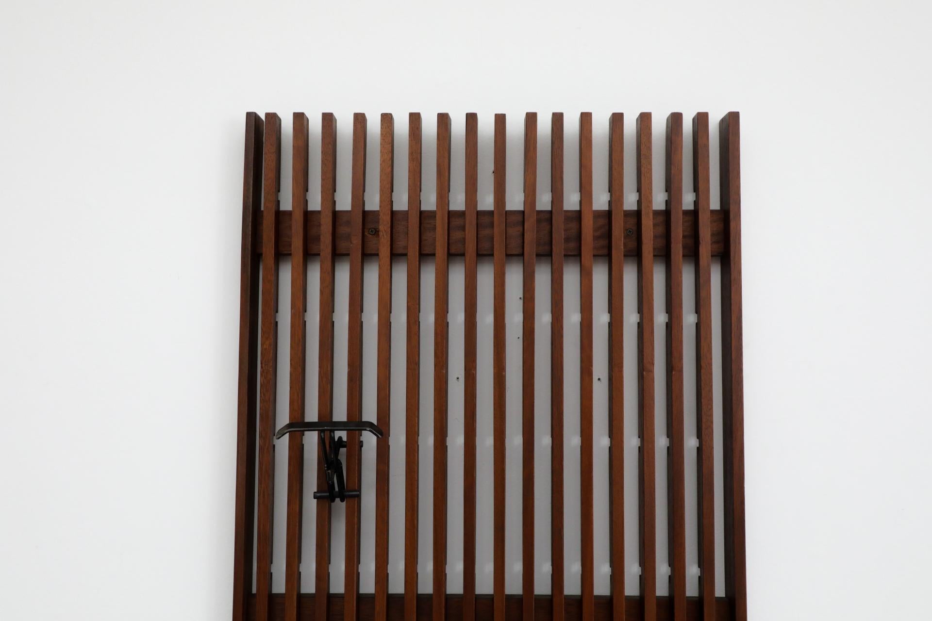 Perchero de pared extra grande y pesado de listones de teca italiana en venta 1