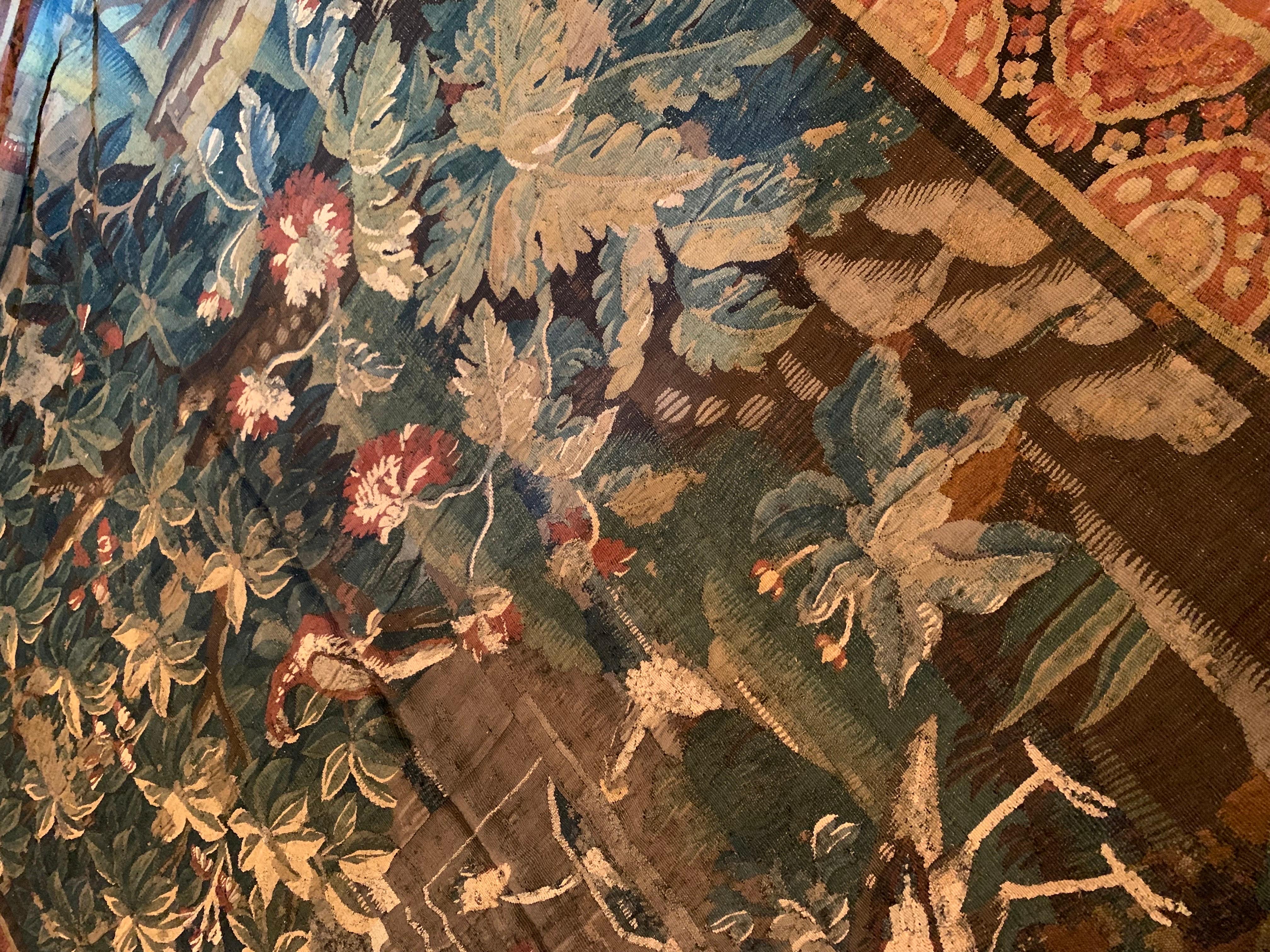 Großer antiker flämischer Verdure-Landschaftsteppich mit Vögeln aus dem 17. Jahrhundert (18. Jahrhundert und früher) im Angebot