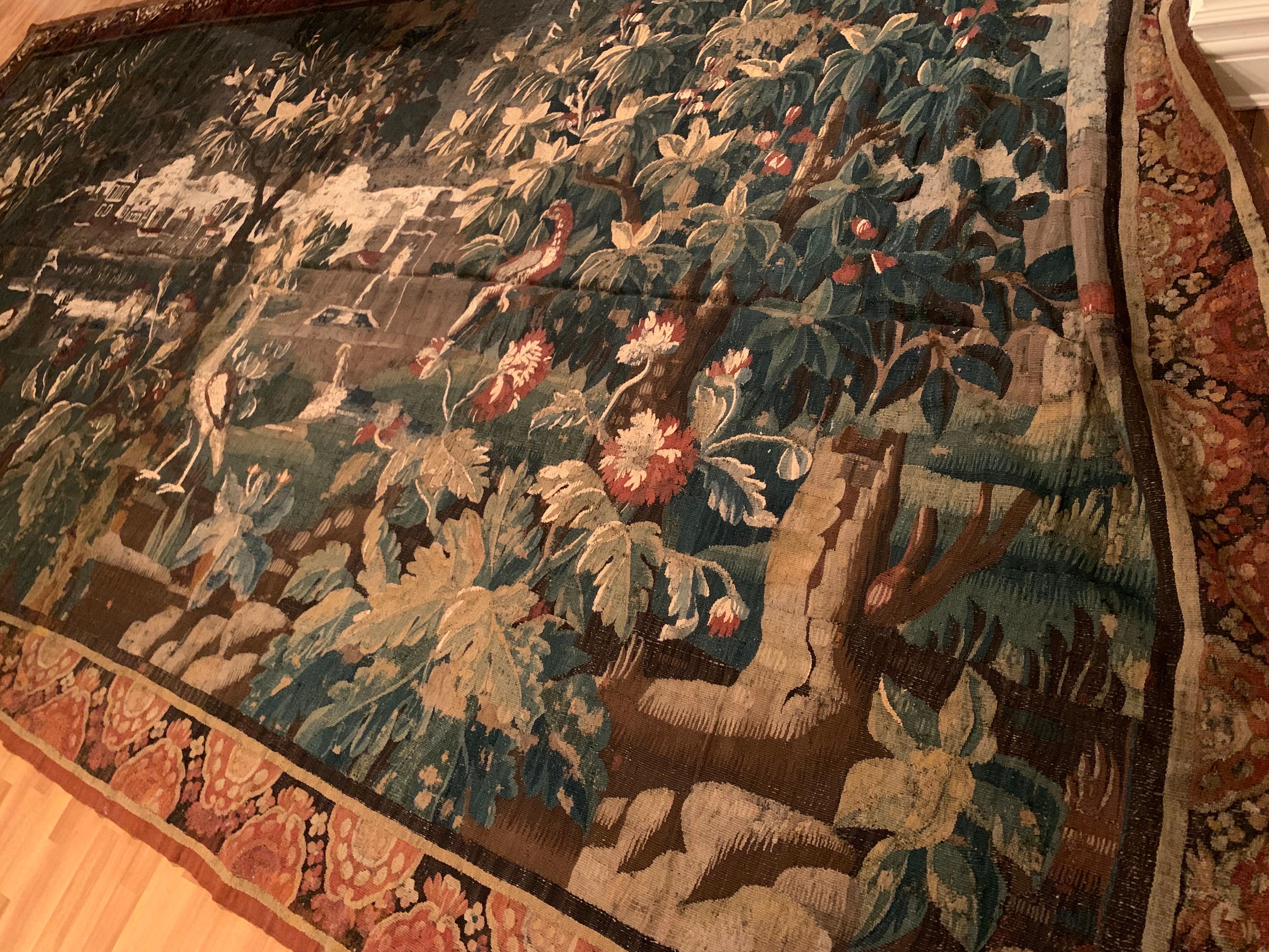 Großer antiker flämischer Verdure-Landschaftsteppich mit Vögeln aus dem 17. Jahrhundert im Angebot 1