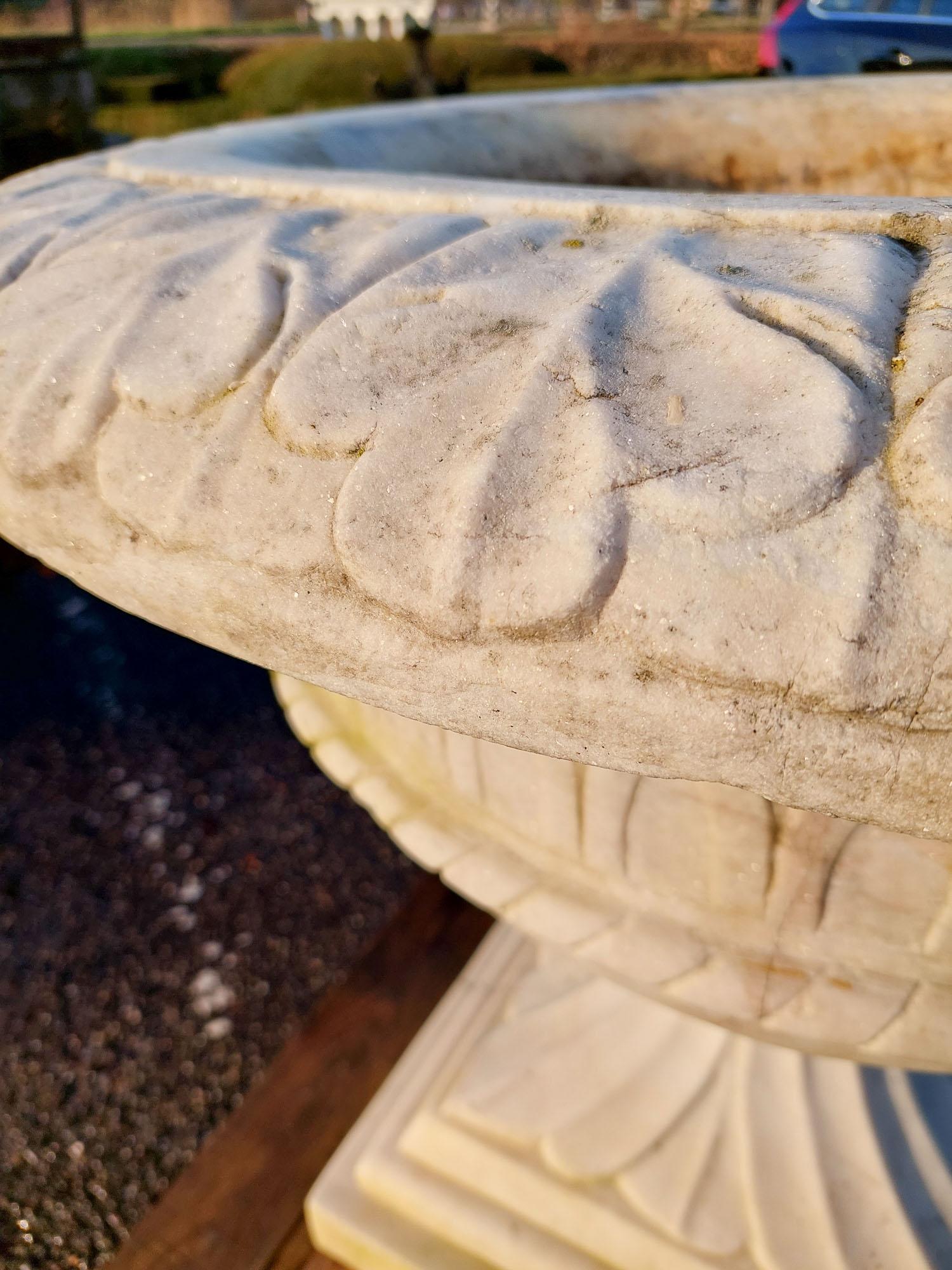 Très grand vase de jardin ancien sculpté en marbre blanc carrara en vente 4