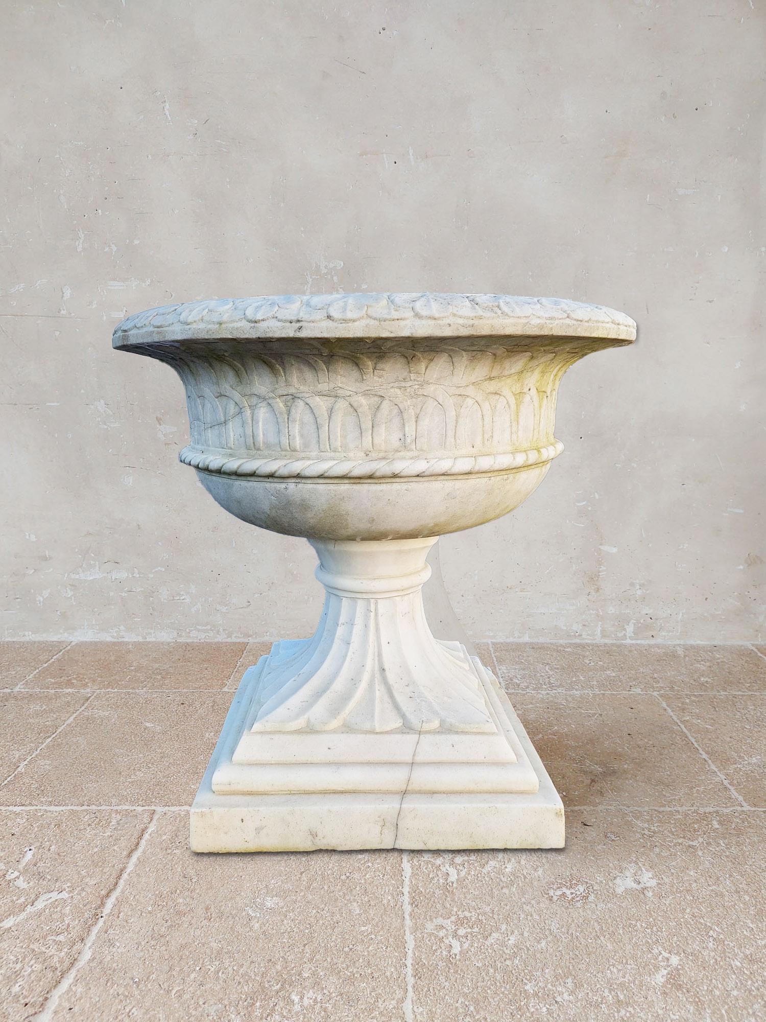 Extra large antique garden vase made of white Carrara marble, baptismal font size, from around 1890, with carved details of leaves and patterns.

h 93 cm, diameter 102 cm
inside diameter ± 56 cm
base: 61 x 63.5 cm