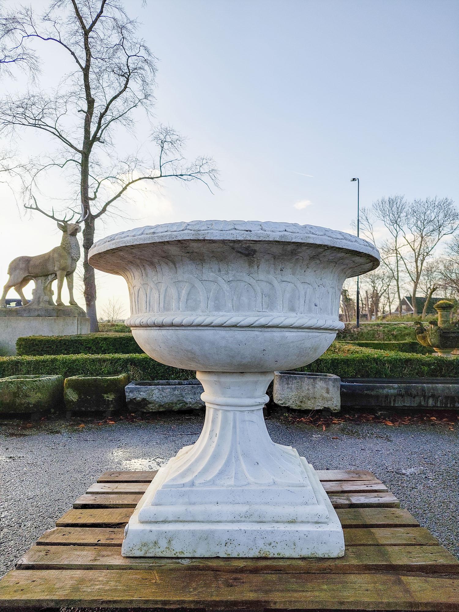 Français Très grand vase de jardin ancien sculpté en marbre blanc carrara en vente