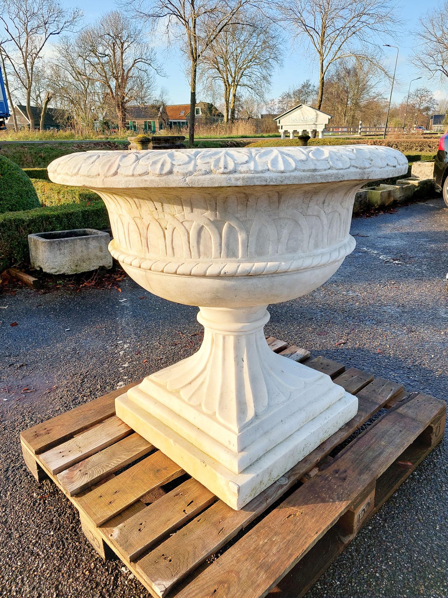 Marbre de Carrare Très grand vase de jardin ancien sculpté en marbre blanc carrara en vente