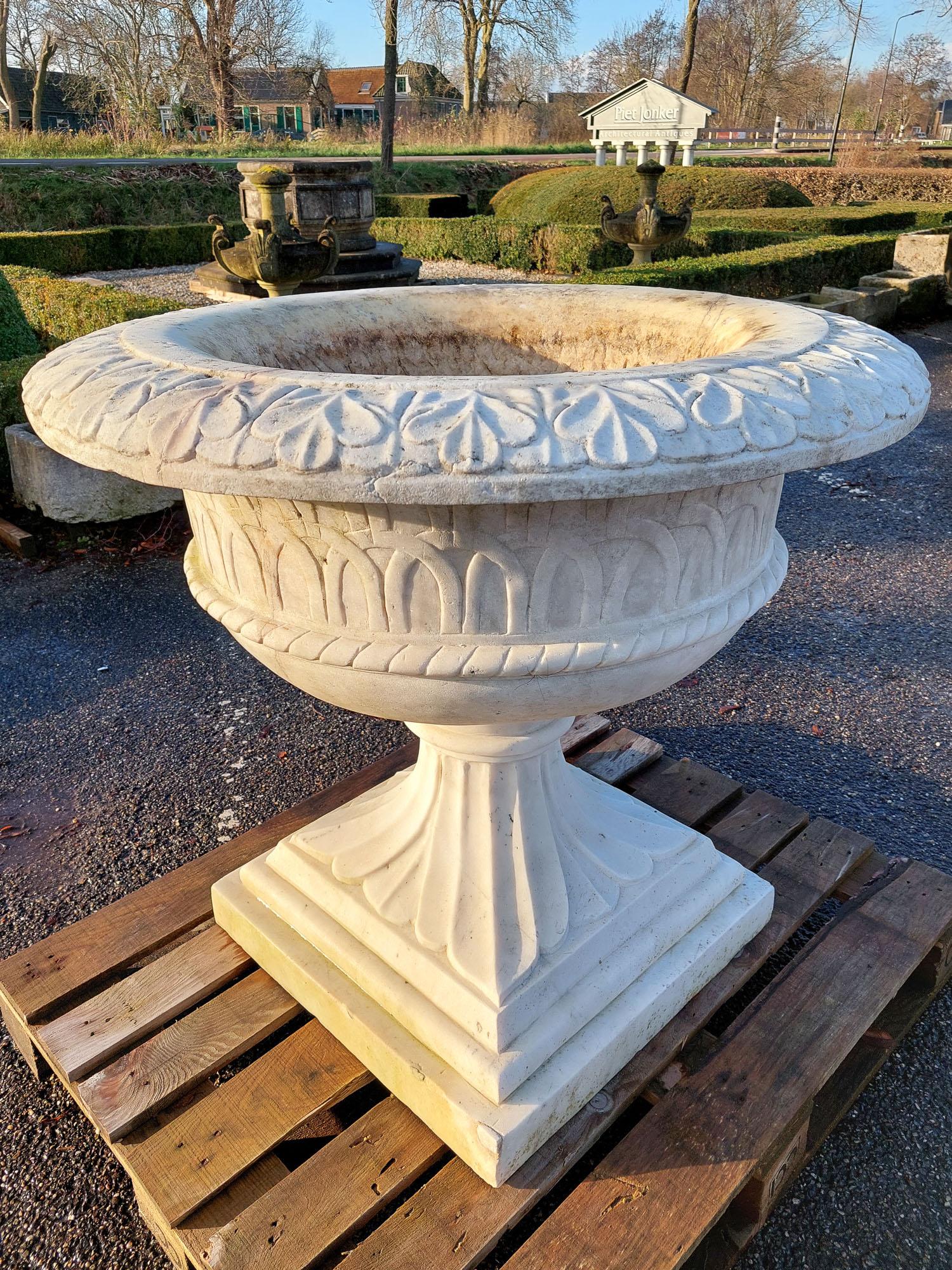 Très grand vase de jardin ancien sculpté en marbre blanc carrara en vente 1