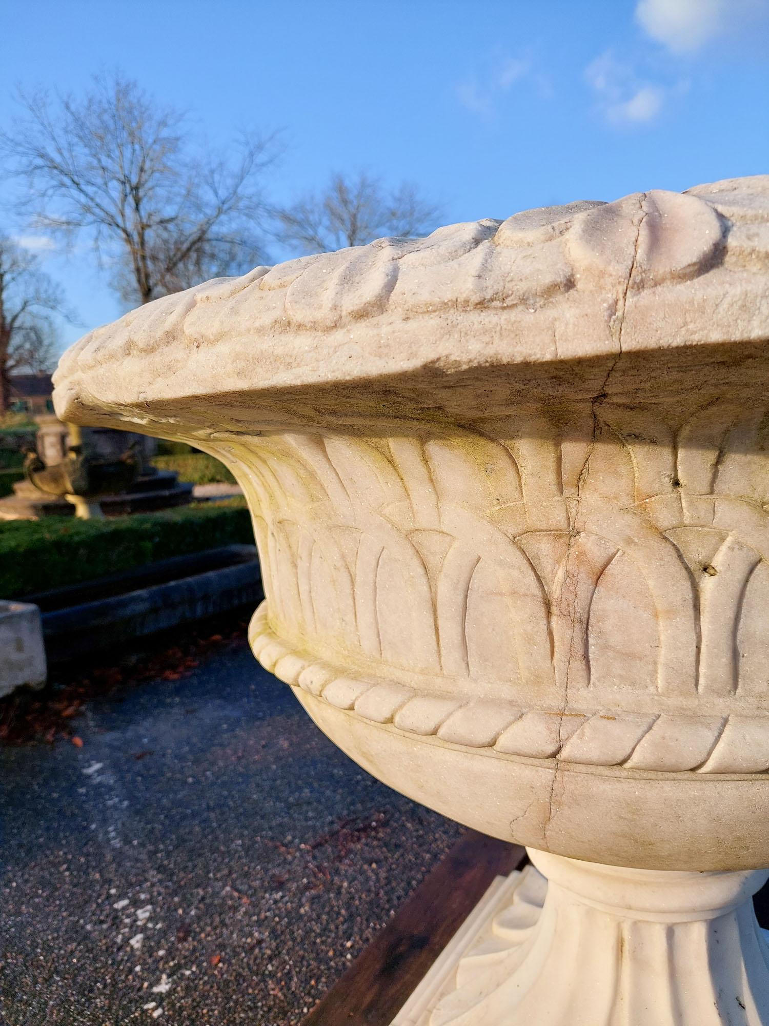 Très grand vase de jardin ancien sculpté en marbre blanc carrara en vente 2
