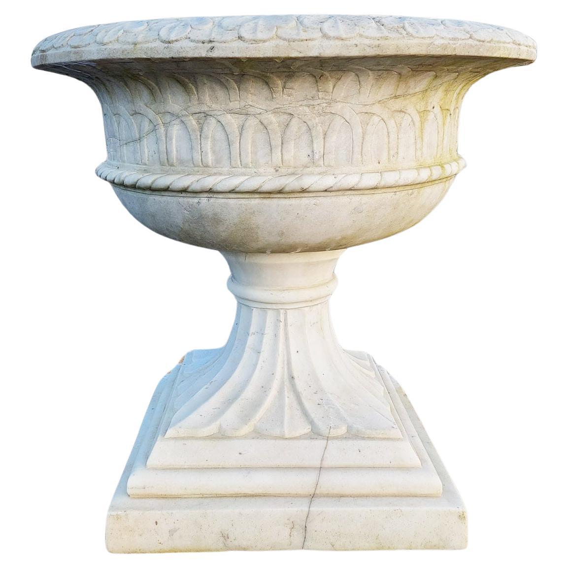 Très grand vase de jardin ancien sculpté en marbre blanc carrara en vente