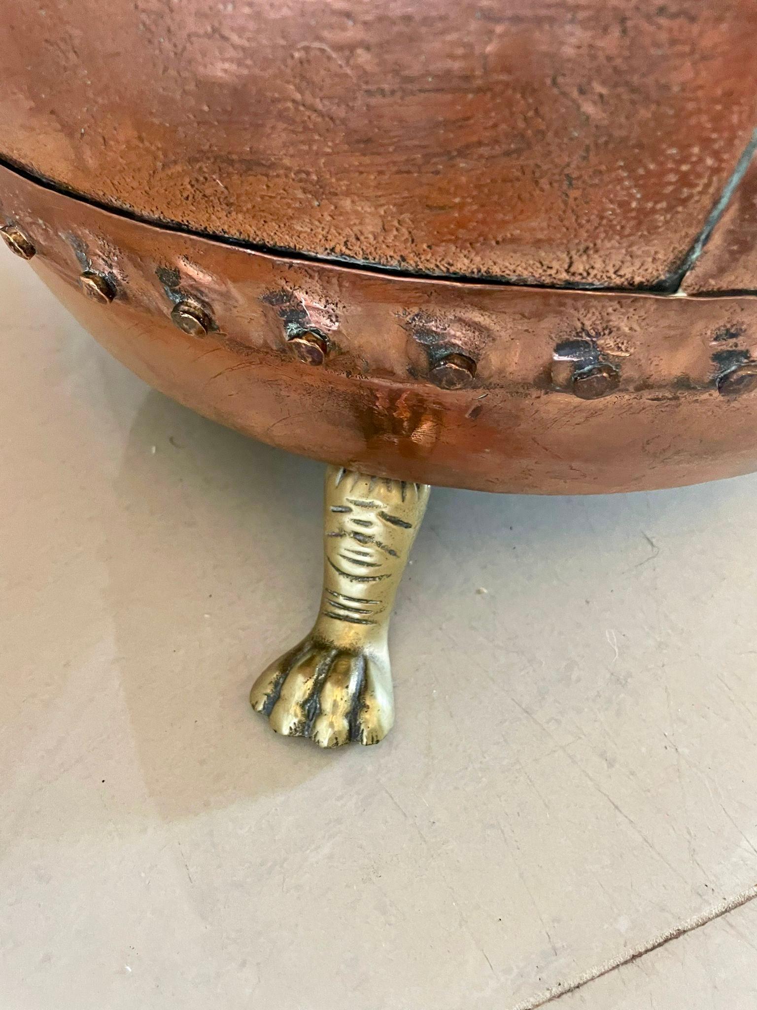 Extra Large, antico cestino per tronchi di George III in rame e ottone di forma circolare con manico a testa di leone, rivetti in rame e piedi ad artiglio in ottone 

Dimensioni:
Altezza 49,5 cm (19,49 in)
Larghezza 55,5 cm (21,85 in)
Profondità 57