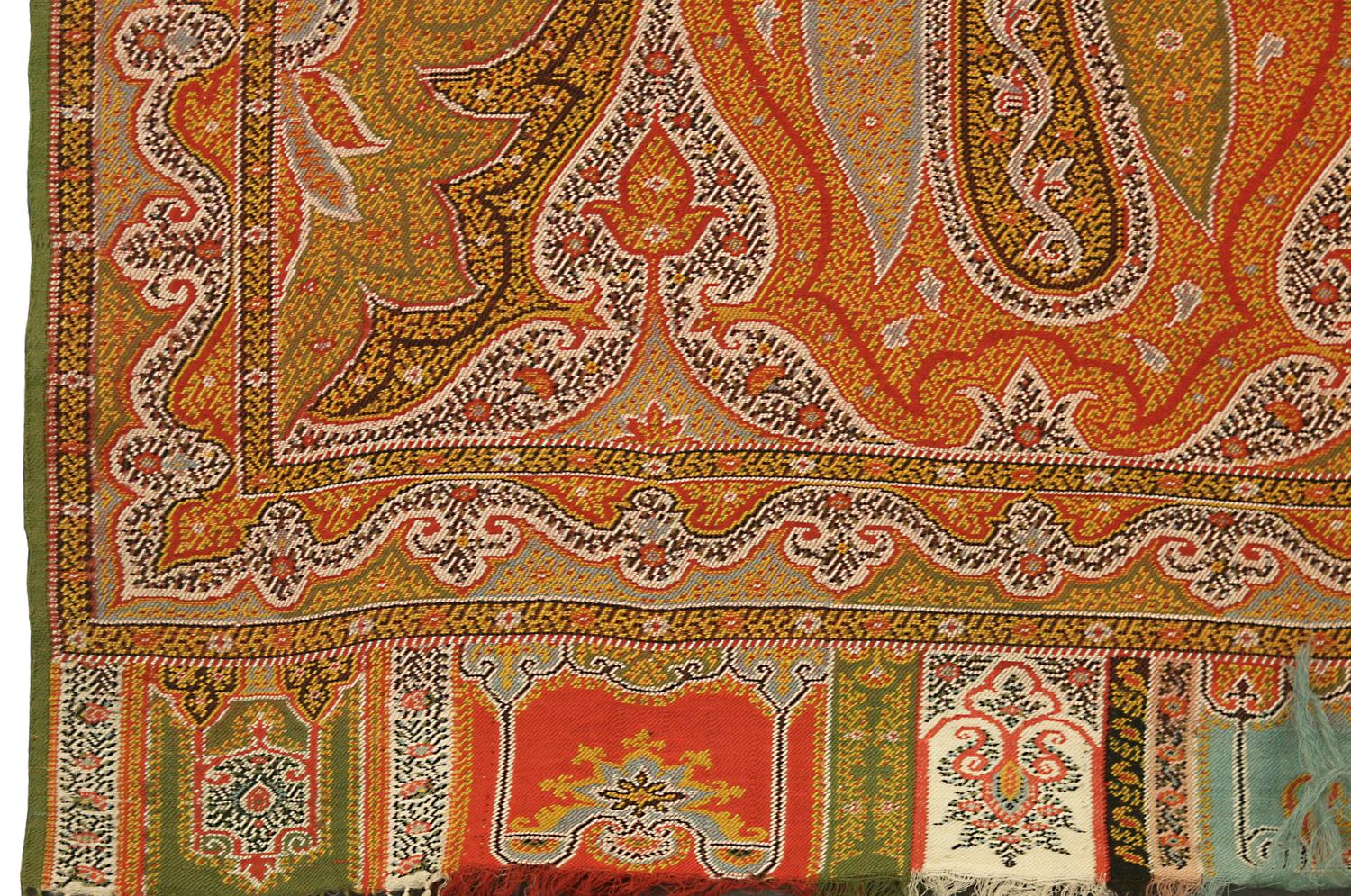 Dies ist ein extragroßes antikes indisches Kaschmir-Textil, das Ende des 19. Jahrhunderts um 1900 gewebt wurde und 310 x 162 cm groß ist. In diesem Stück kommt das berühmte Paisley-Motiv, das an beiden Enden und in der gesamten Hauptbordüre extra