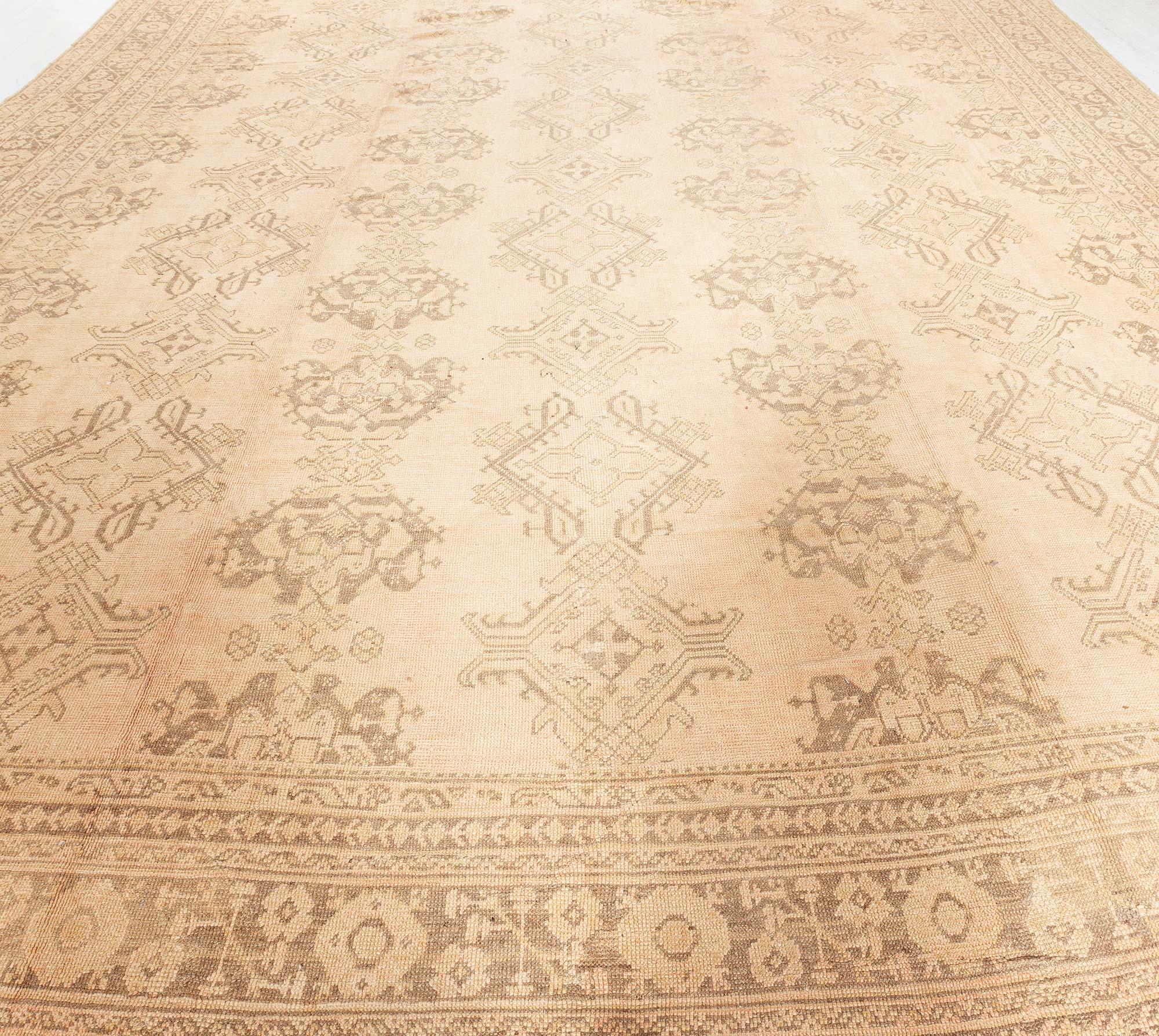 Extra großer, feiner, antiker türkischer Oushak-Teppich aus handgefertigter Wolle
Größe: 15'9