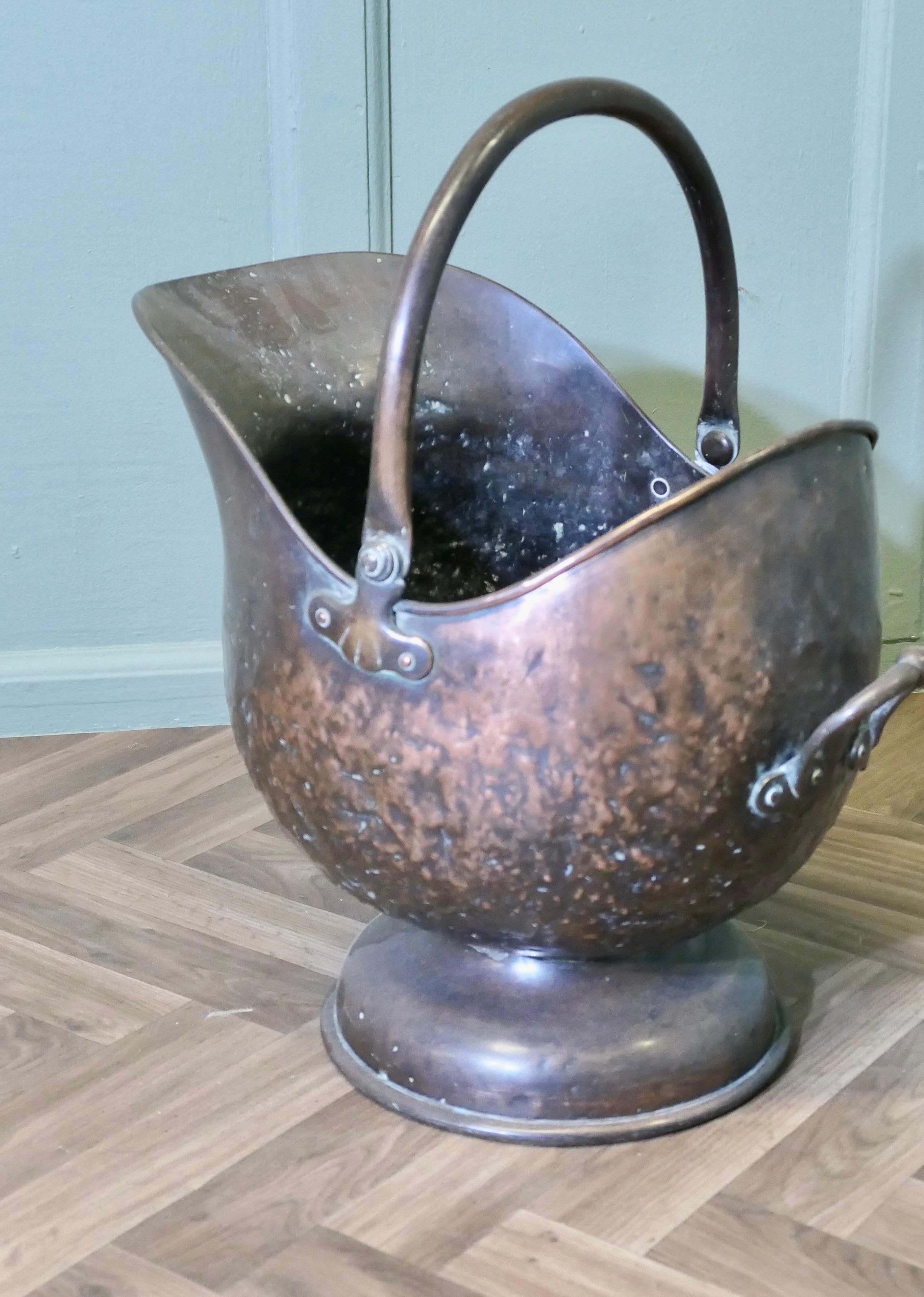 Casco de cobre extragrande para artesanía de carbón 

Esta pesada pieza de calidad martillada a mano tiene una maravillosa forma tiene asas remachadas en la parte trasera y en los lados para el asa de columpio  
El escudo está en buen estado, con su