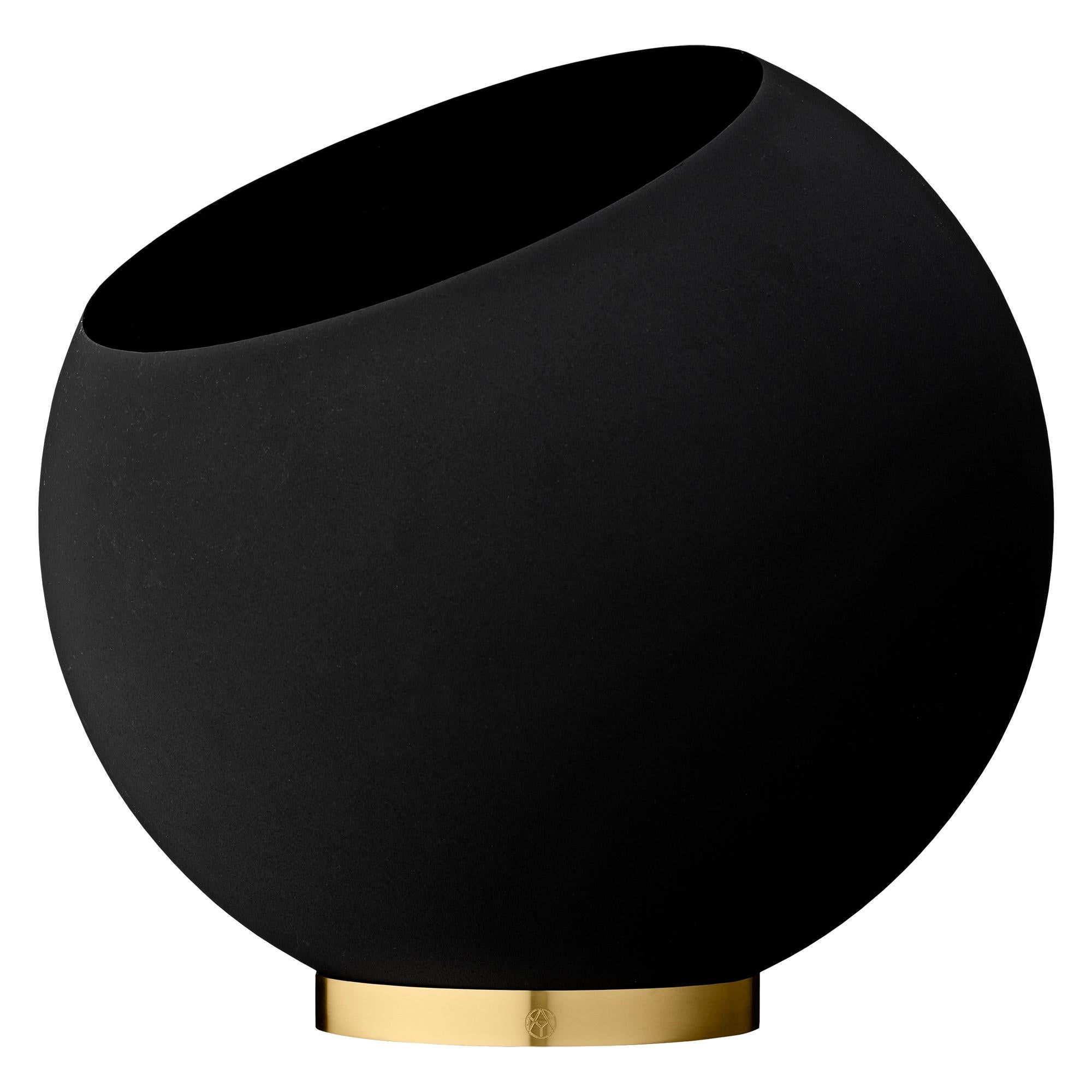 Extra large black Minimalist flower pot
Dimensions: Diameter 60 x height 50 cm
Materials: Matte-coated steel and polished iron.
Also available in bordeaux and in sizes small and medium and large.

A very popular design has been renewed and