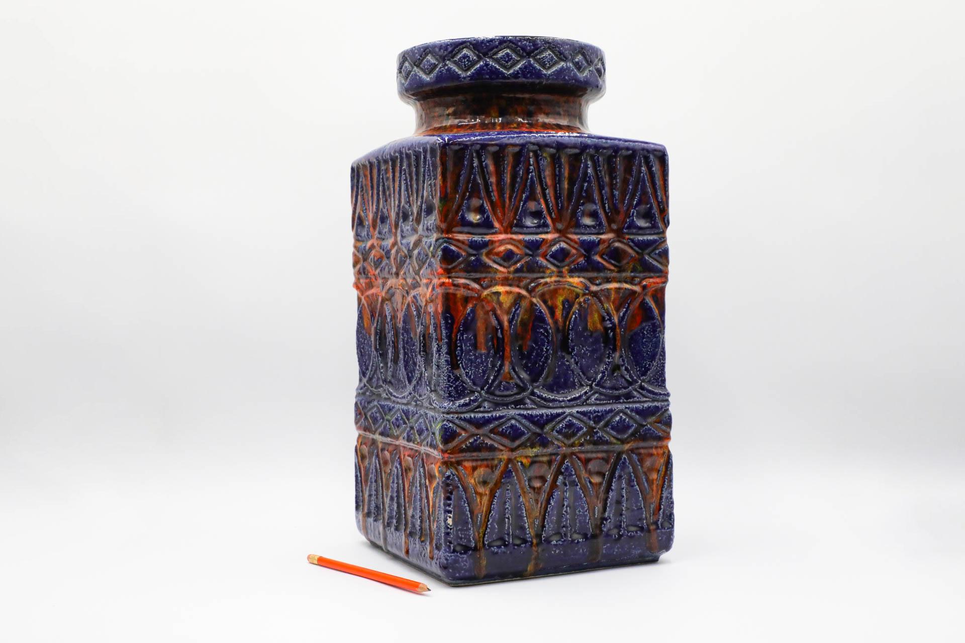 Magnifique vase de sol en céramique d'Allemagne de l'Ouest. Marqué '92-45' sur le fond. Considérée comme l'âge d'or de la céramique, la poterie d'art des années 1950-1970, hautement collectionnable, est connue pour ses glaçures, ses formes, ses