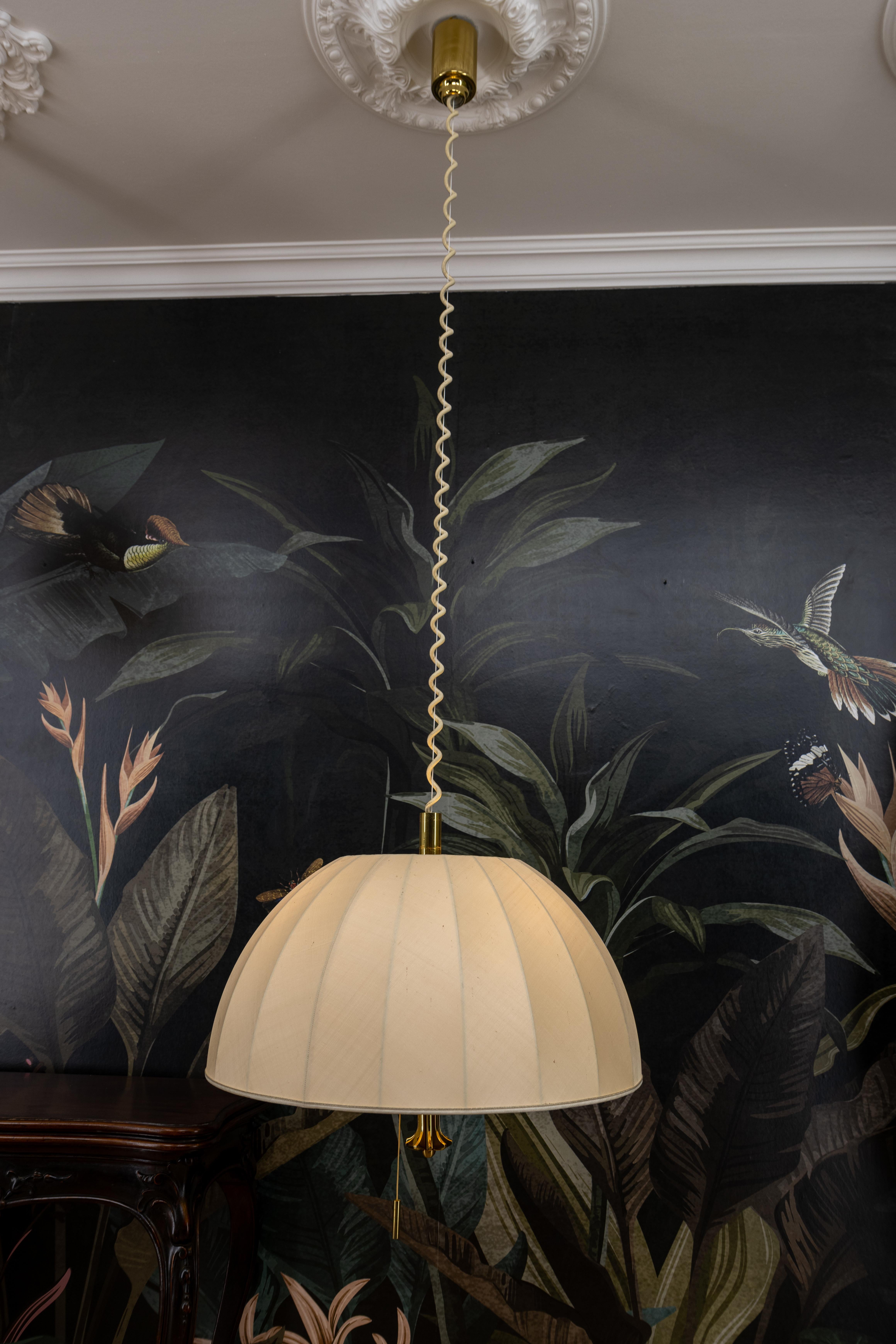 Lampada a sospensione a cinque luci ad altezza regolabile con paralume in ottone e tessuto extra large in vendita 3