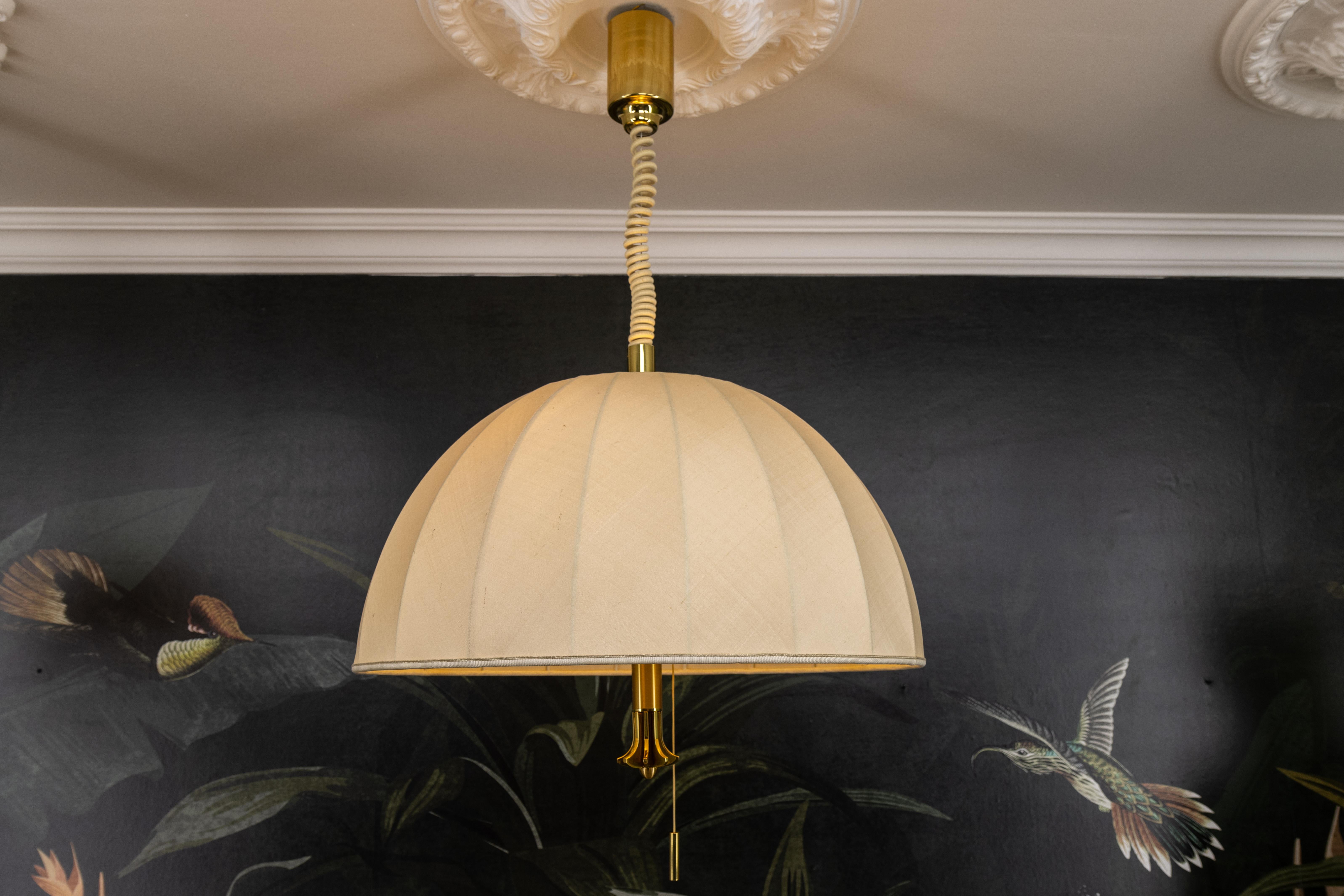 Lampada a sospensione a cinque luci ad altezza regolabile con paralume in ottone e tessuto extra large in vendita 4
