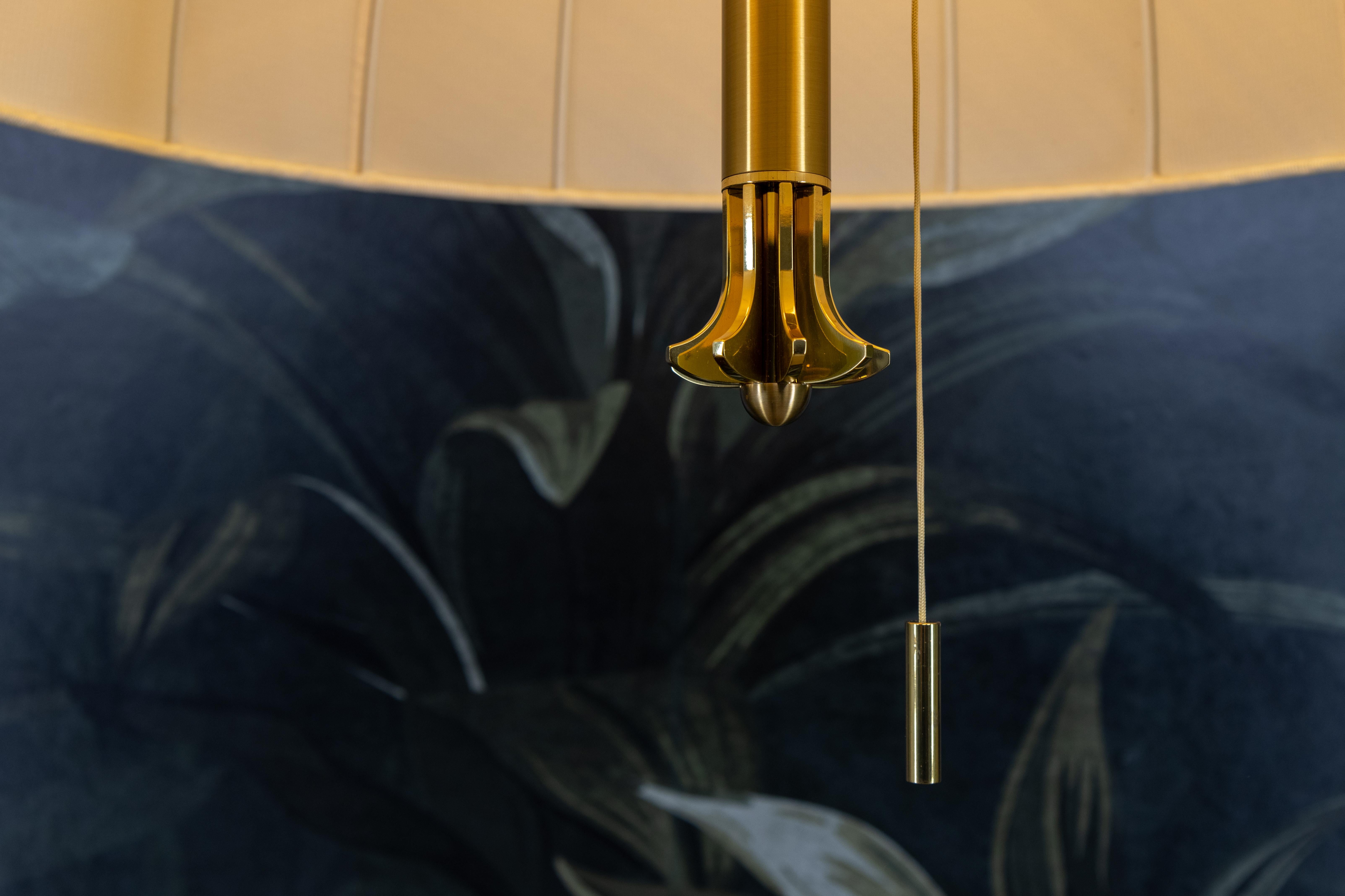 Lampada a sospensione a cinque luci ad altezza regolabile con paralume in ottone e tessuto extra large in vendita 5