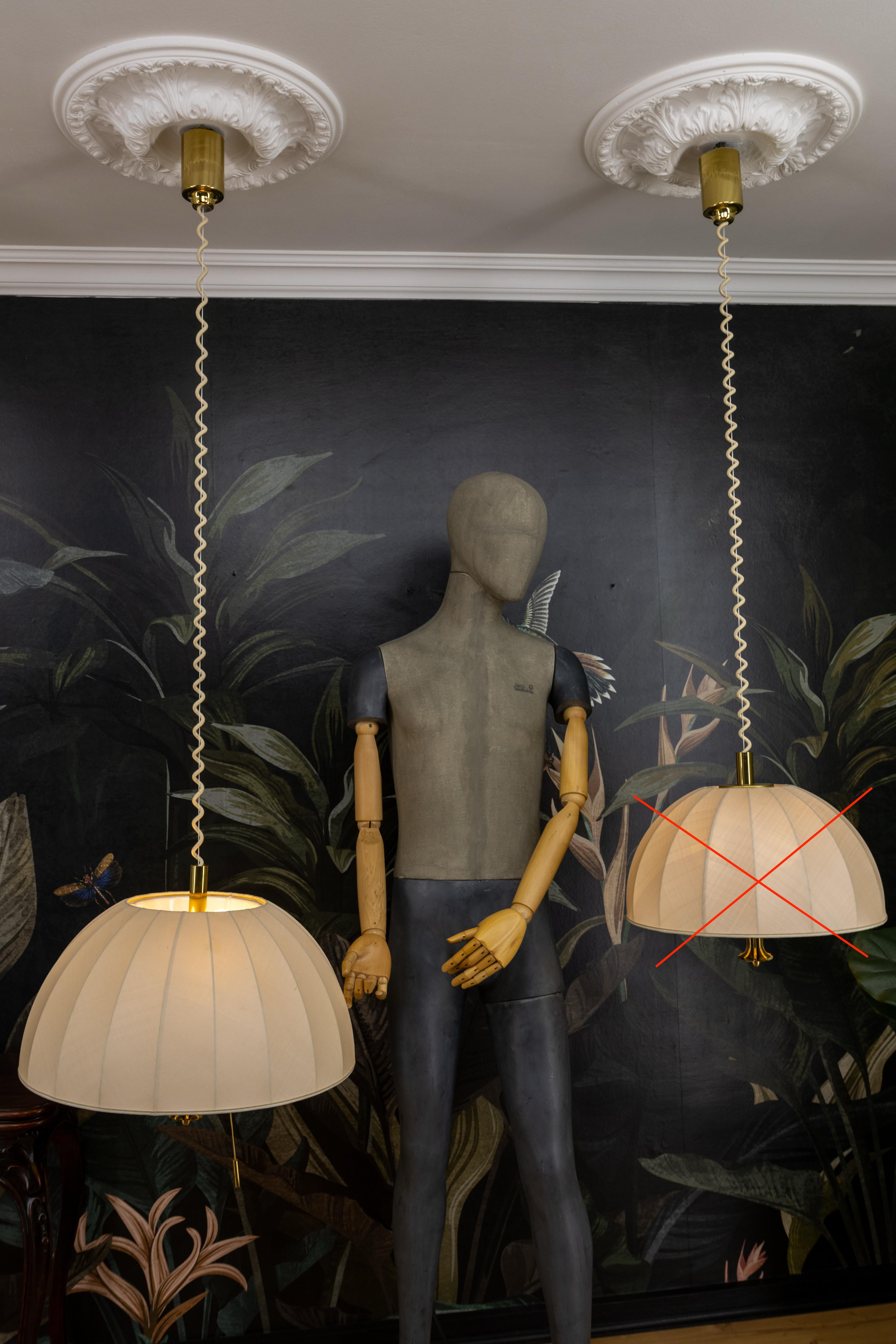 Lampada a sospensione a cinque luci ad altezza regolabile con paralume in ottone e tessuto extra large in vendita 7