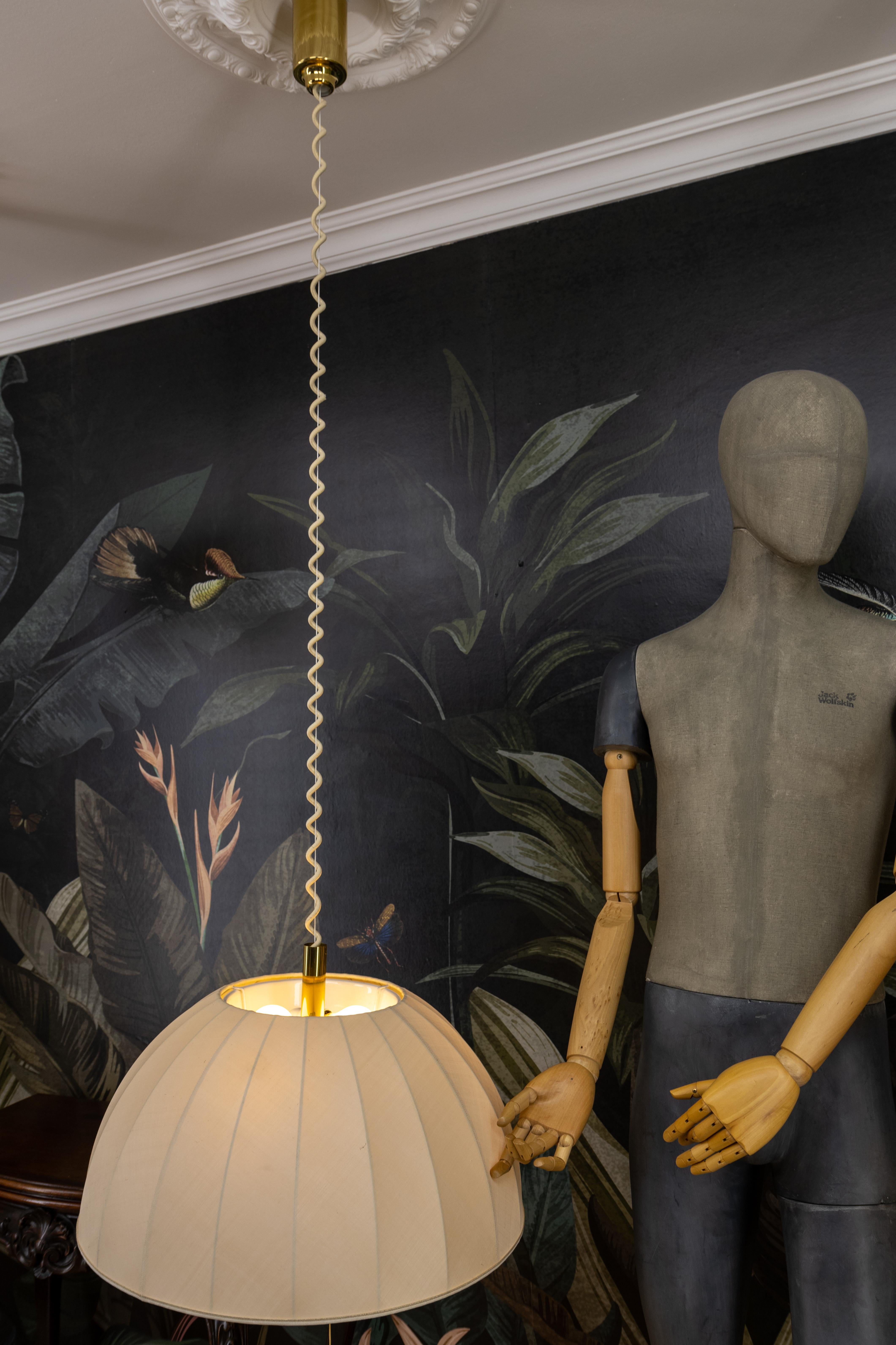 Lampada a sospensione a cinque luci ad altezza regolabile con paralume in ottone e tessuto extra large in vendita 8