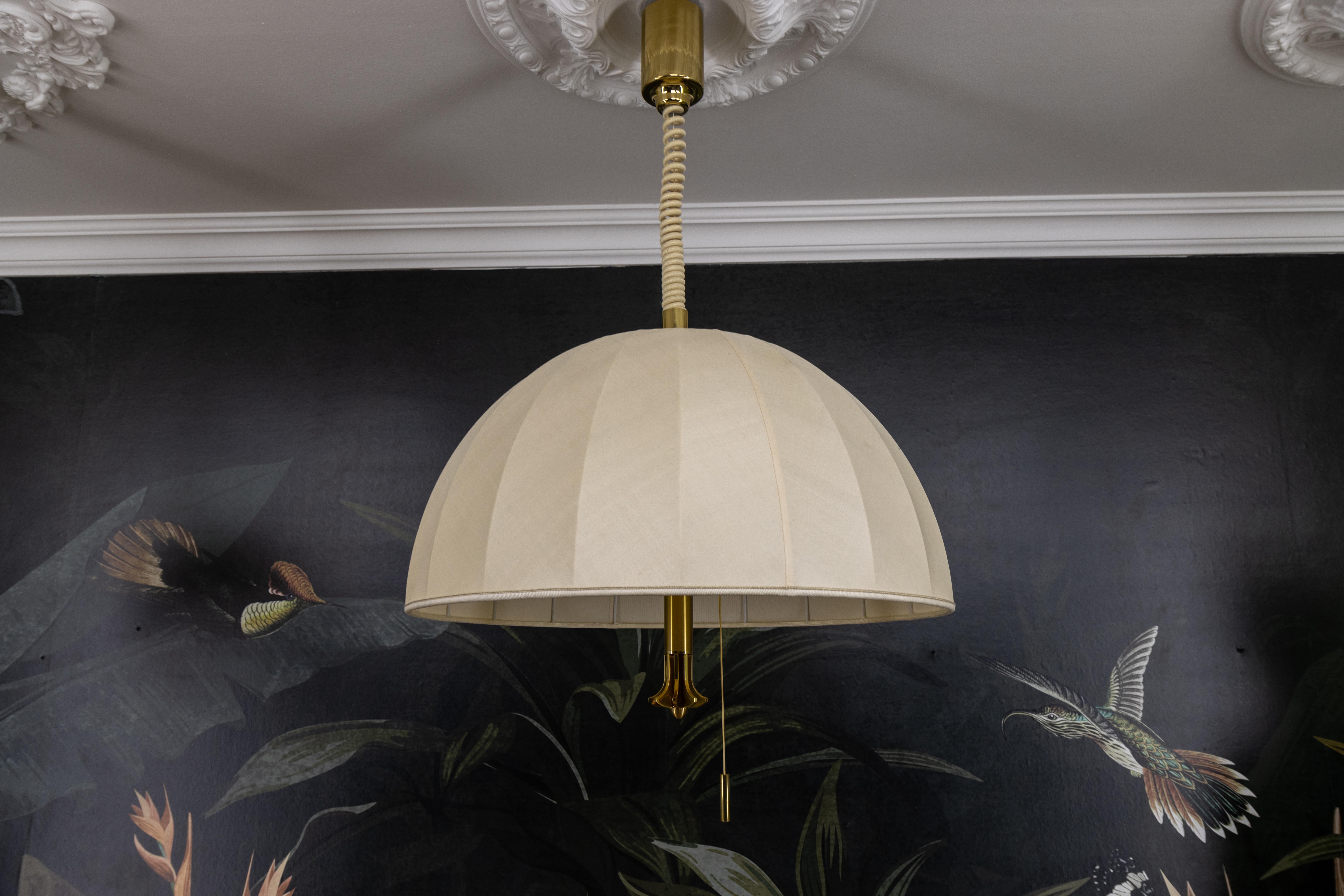 Lampada a sospensione a cinque luci ad altezza regolabile con paralume in ottone e tessuto extra large in vendita 9